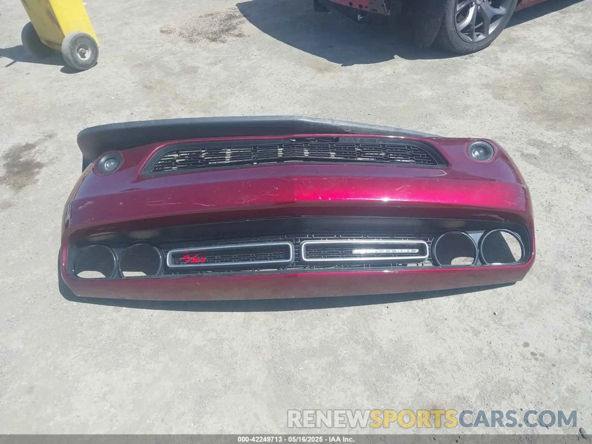 18 Photograph of a damaged car 2C3CDZBT2KH751102 DODGE CHALLENGER 2019