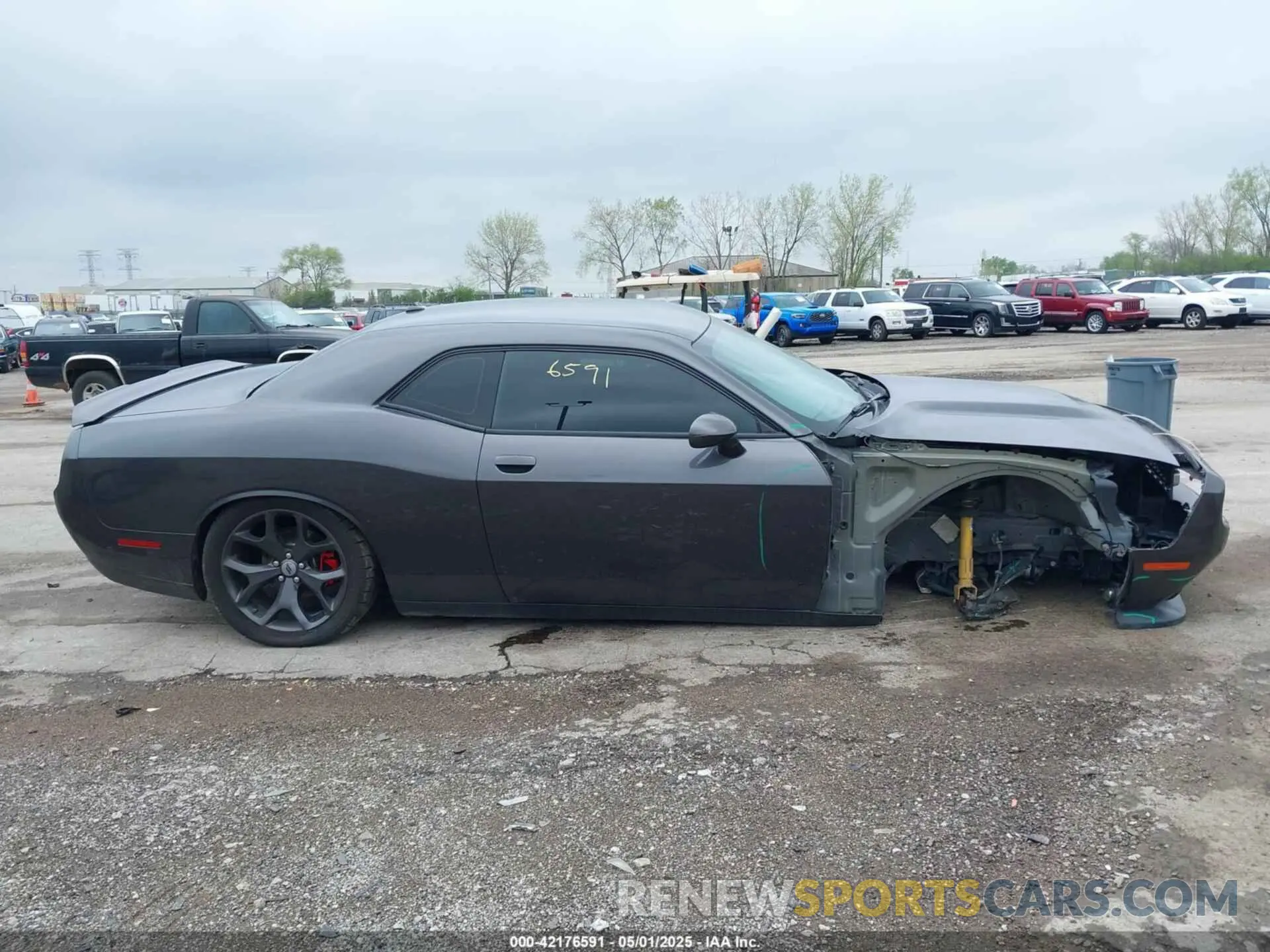 13 Photograph of a damaged car 2C3CDZBT4KH593670 DODGE CHALLENGER 2019