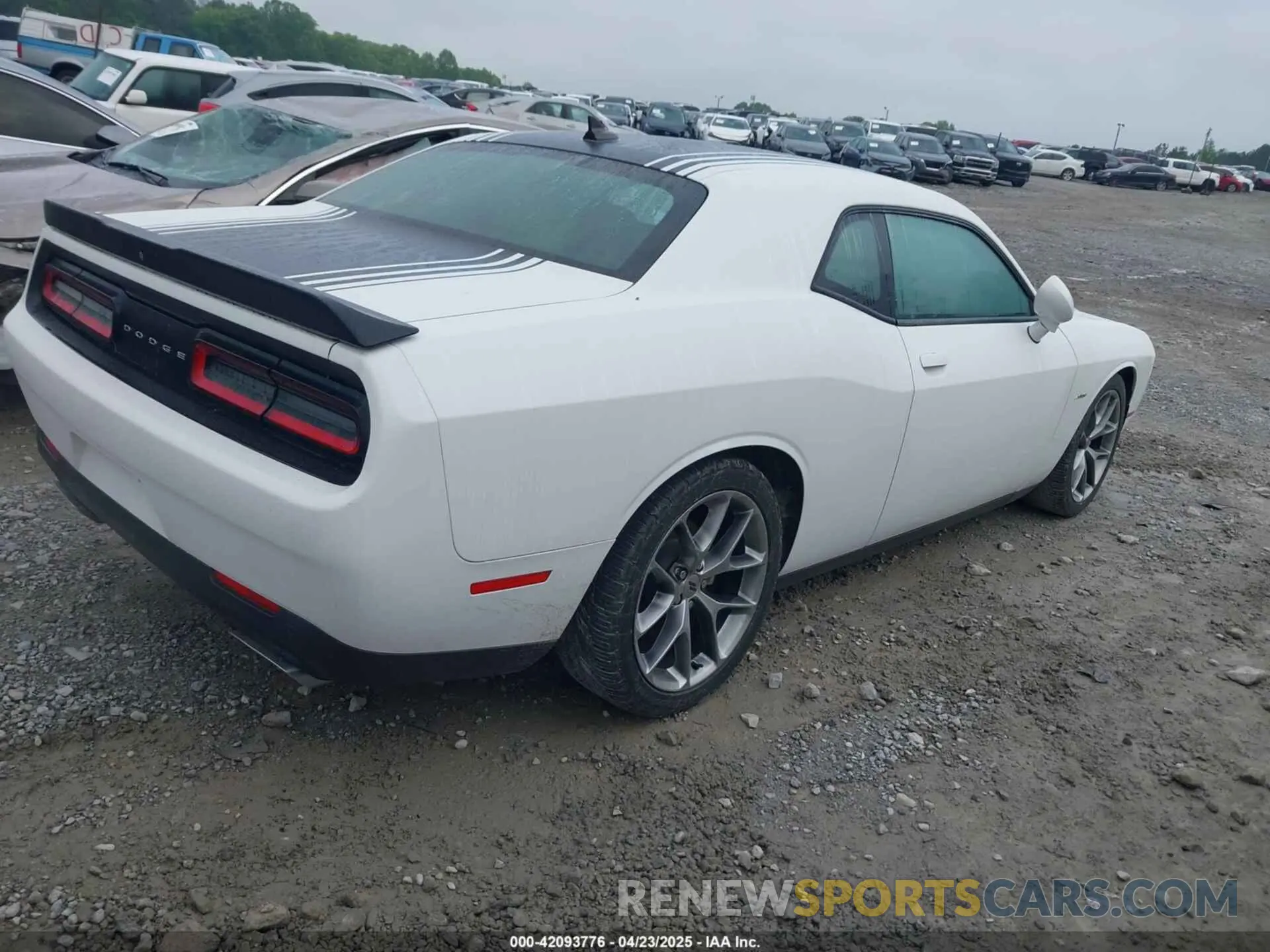 4 Photograph of a damaged car 2C3CDZBT4KH604103 DODGE CHALLENGER 2019