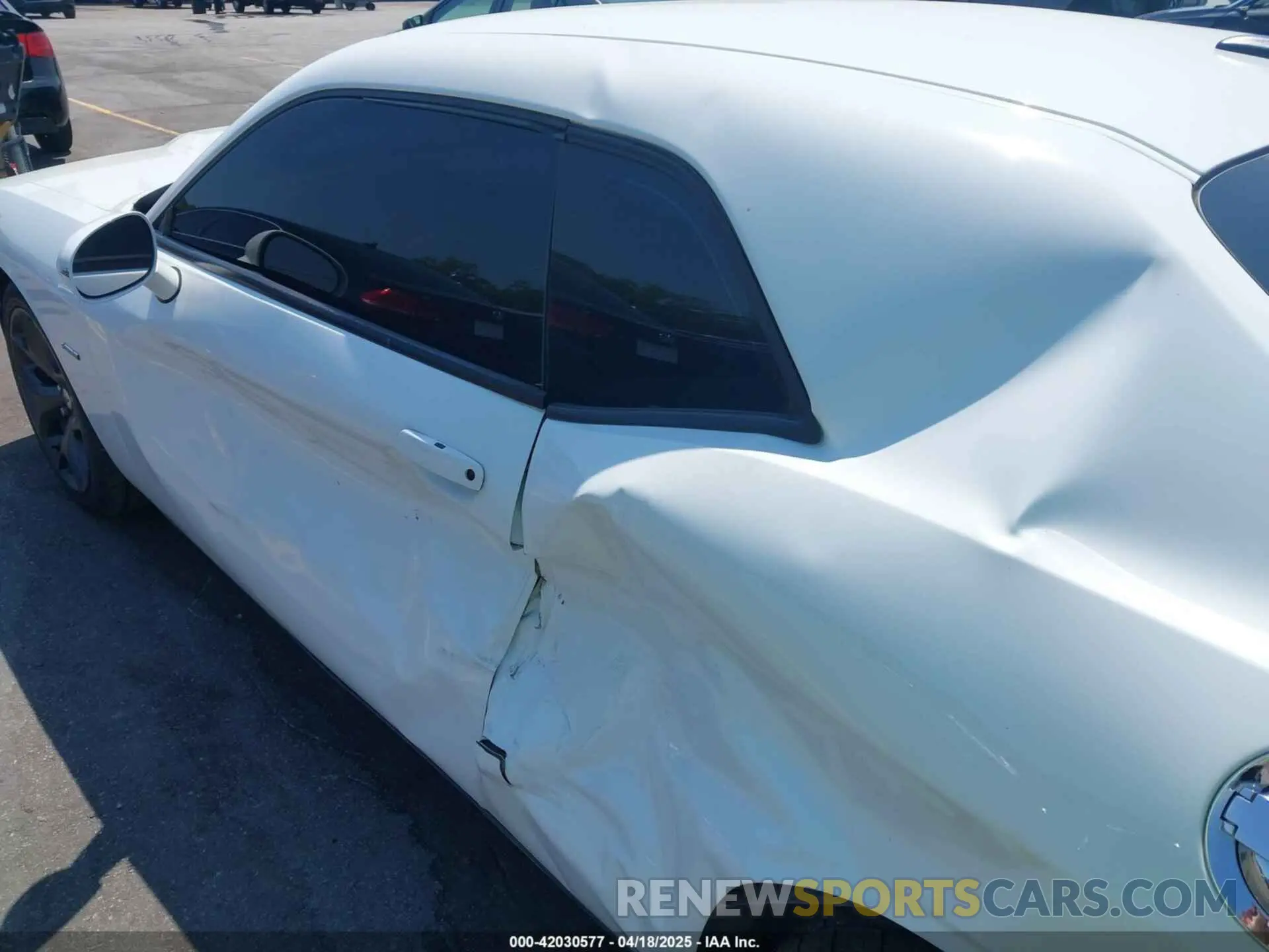 17 Photograph of a damaged car 2C3CDZBT4KH629423 DODGE CHALLENGER 2019