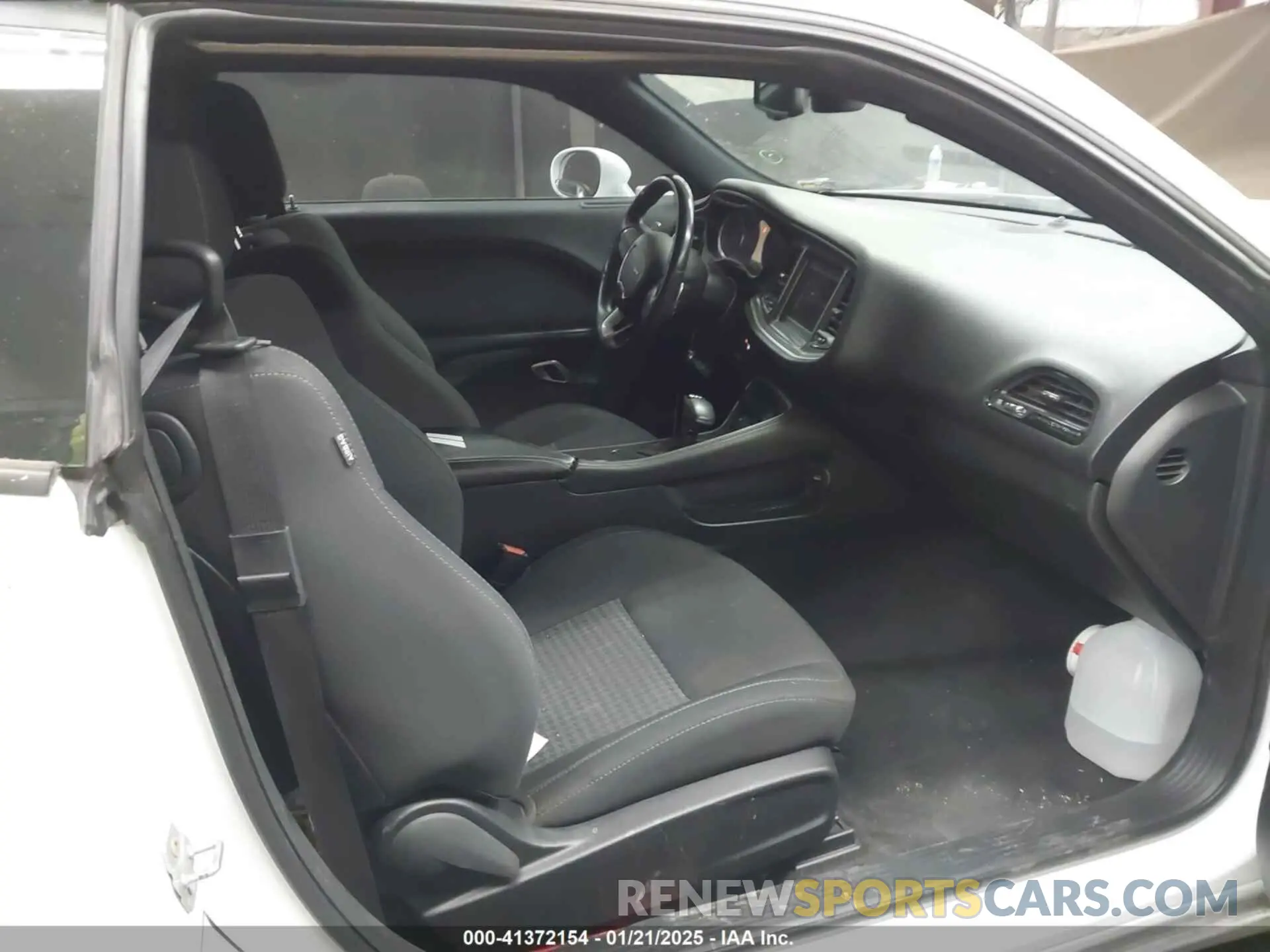 5 Photograph of a damaged car 2C3CDZBT5KH573606 DODGE CHALLENGER 2019
