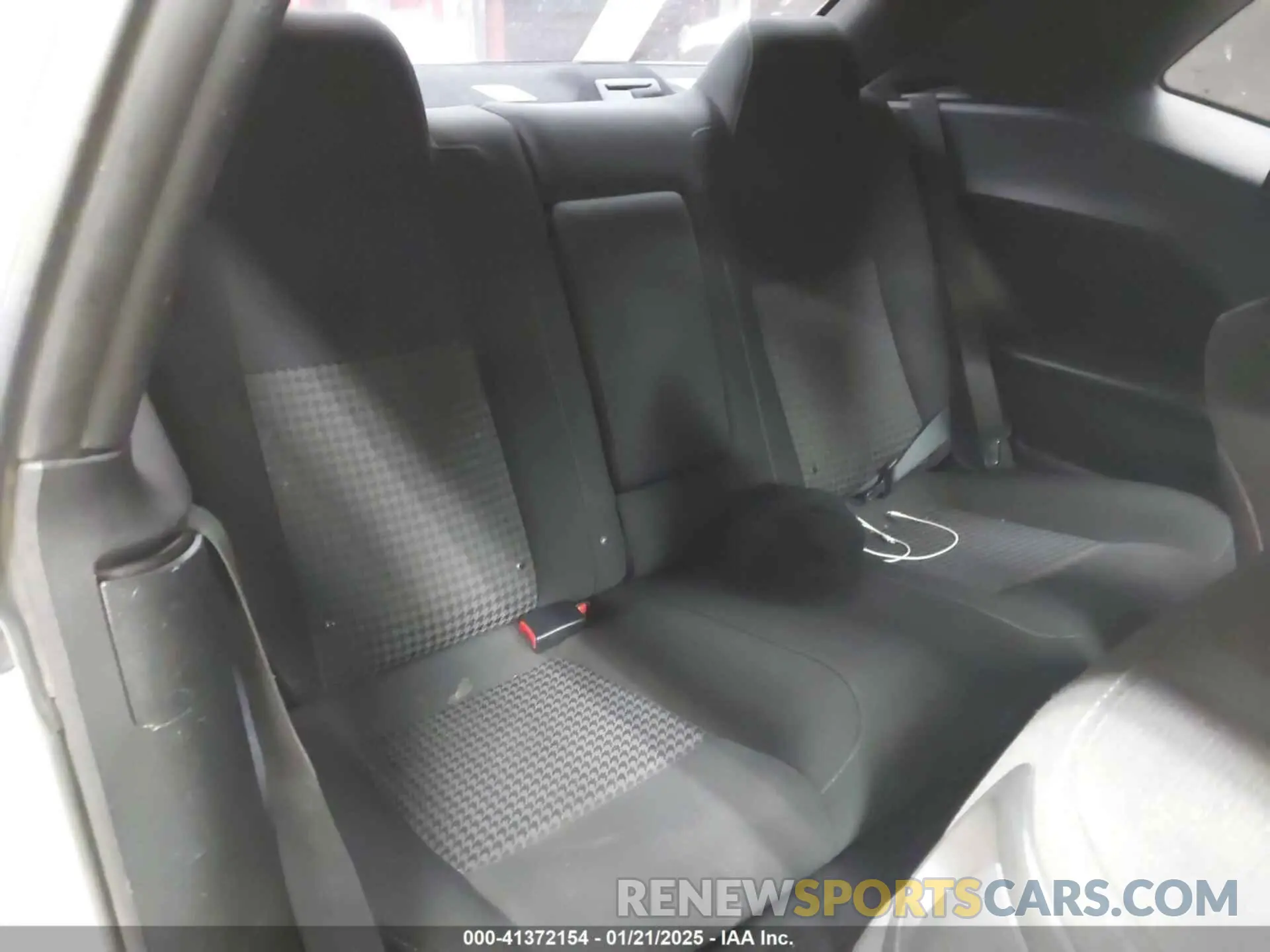 8 Photograph of a damaged car 2C3CDZBT5KH573606 DODGE CHALLENGER 2019