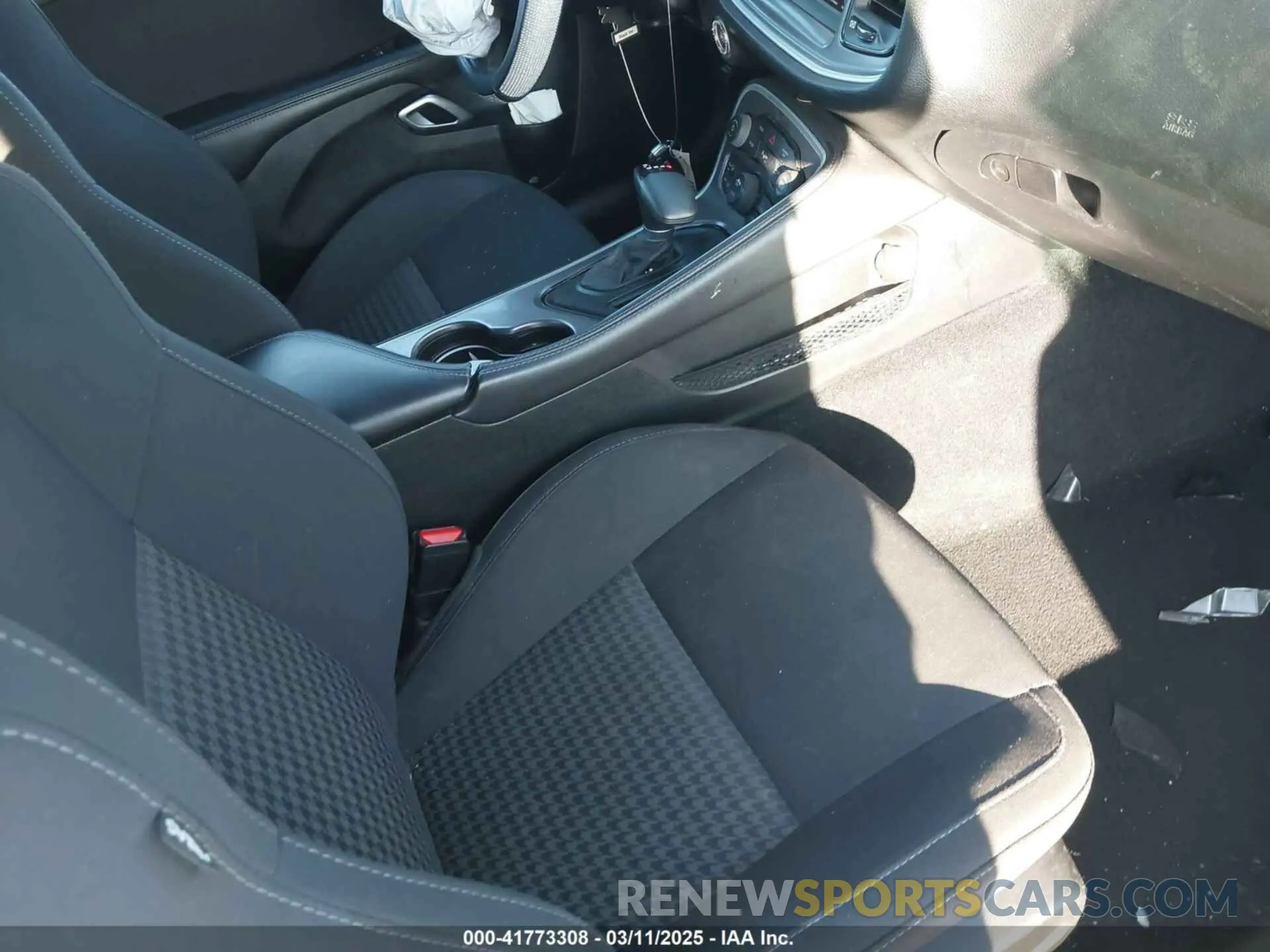 5 Photograph of a damaged car 2C3CDZBT7KH690121 DODGE CHALLENGER 2019