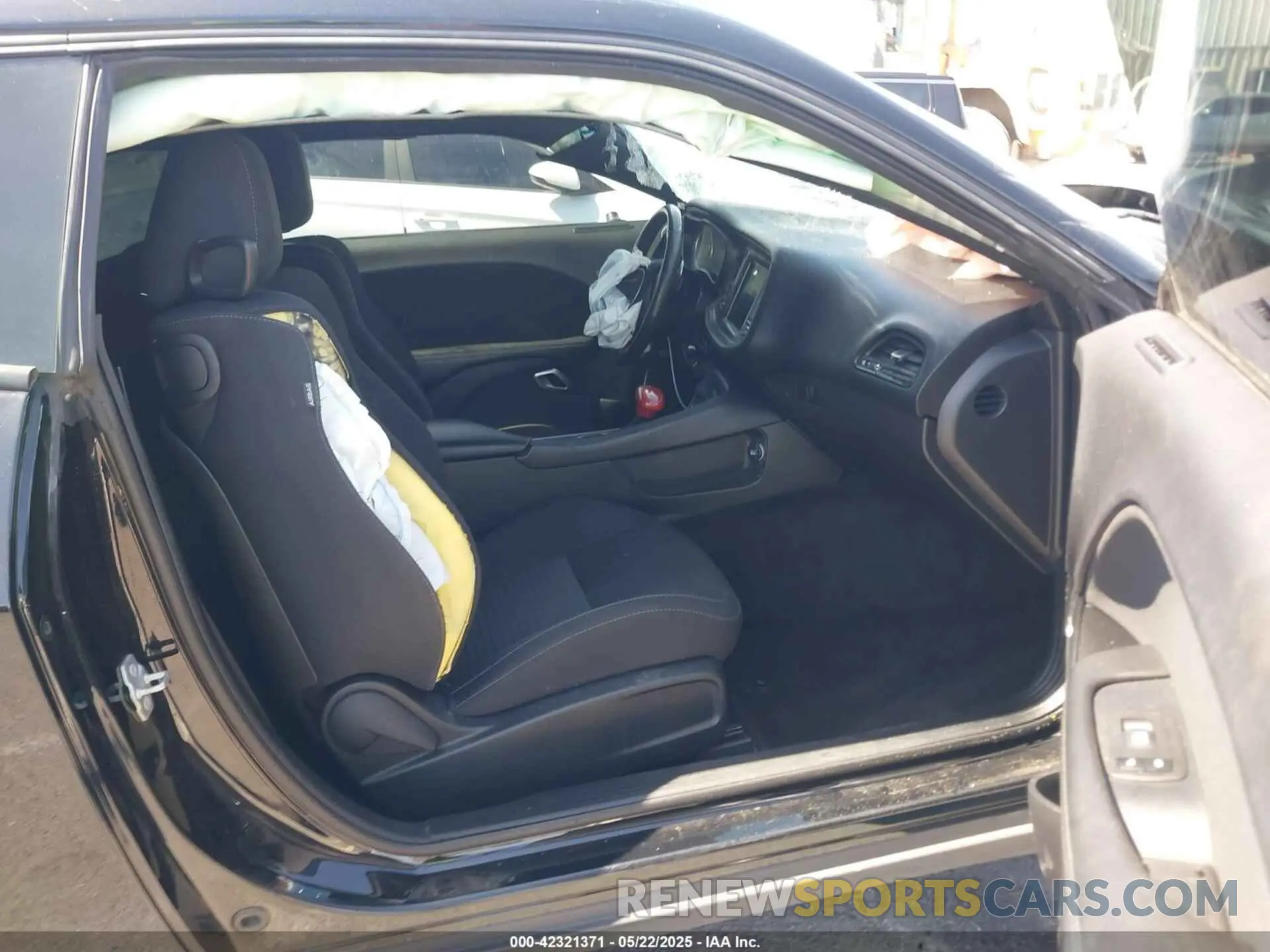 5 Photograph of a damaged car 2C3CDZBT8KH574054 DODGE CHALLENGER 2019