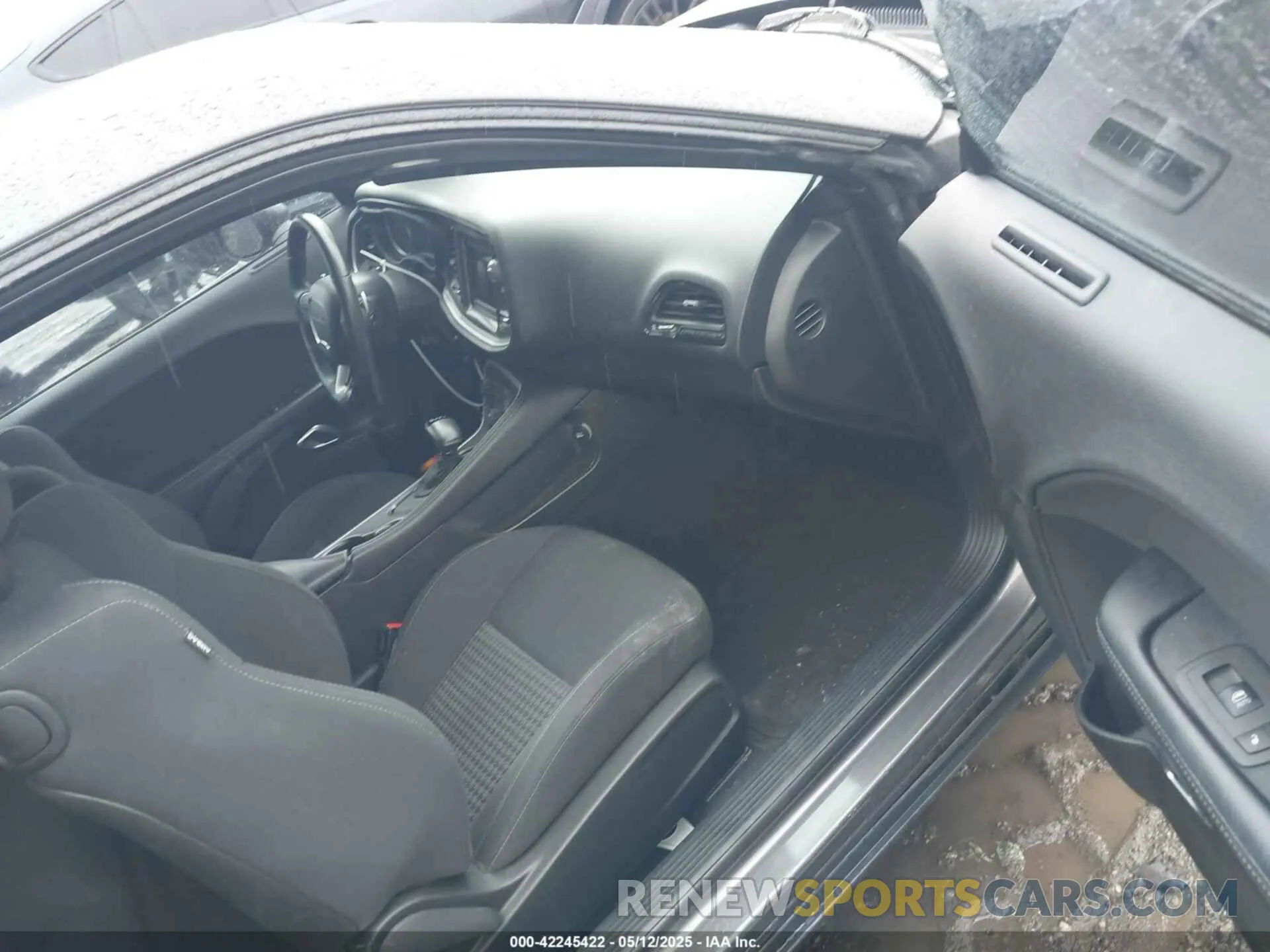 5 Photograph of a damaged car 2C3CDZBT8KH631806 DODGE CHALLENGER 2019