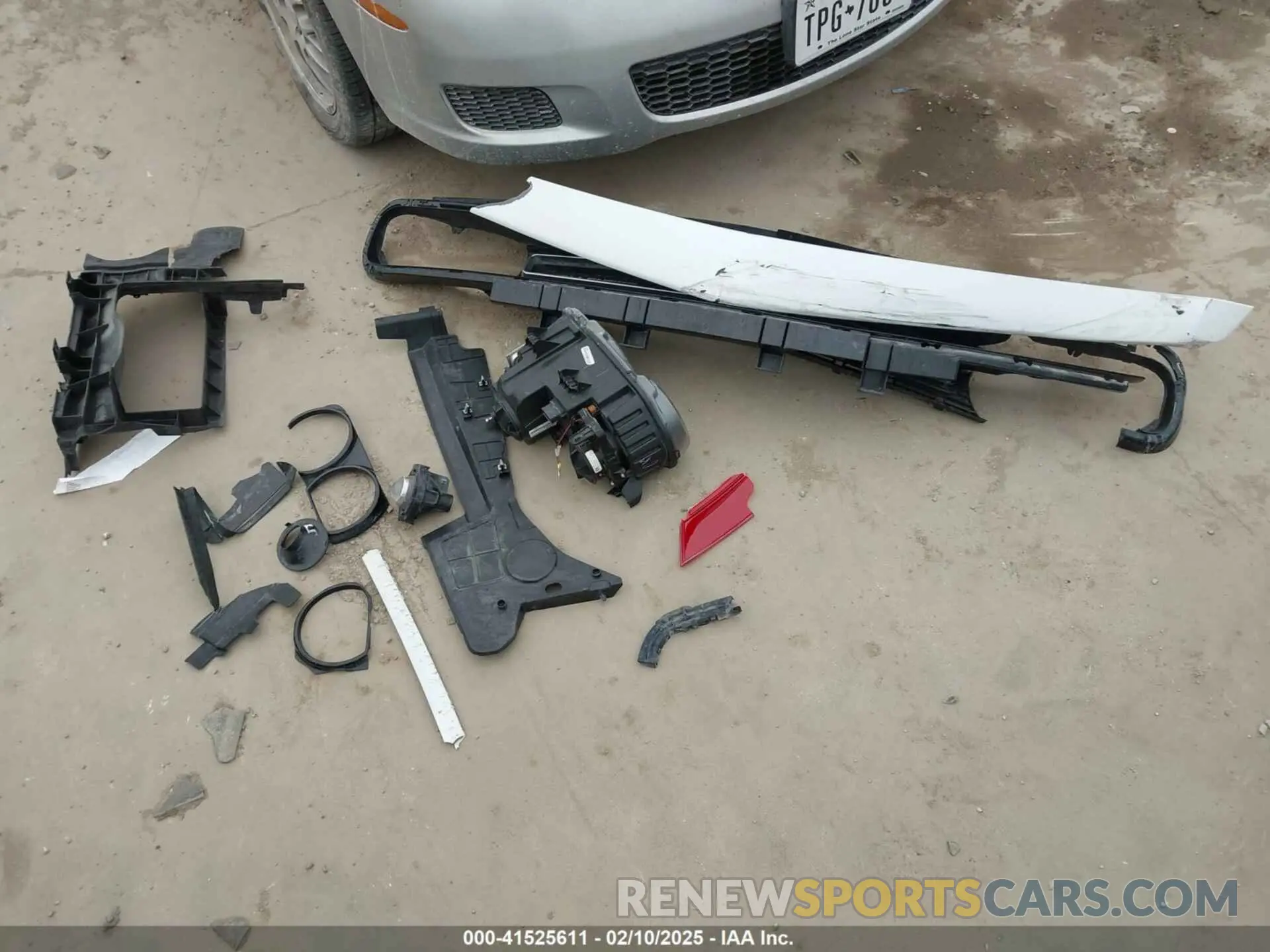 12 Photograph of a damaged car 2C3CDZBTXKH513336 DODGE CHALLENGER 2019