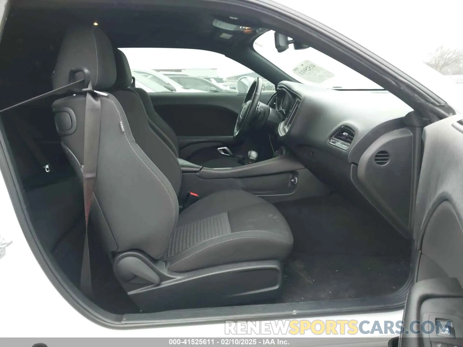 5 Photograph of a damaged car 2C3CDZBTXKH513336 DODGE CHALLENGER 2019