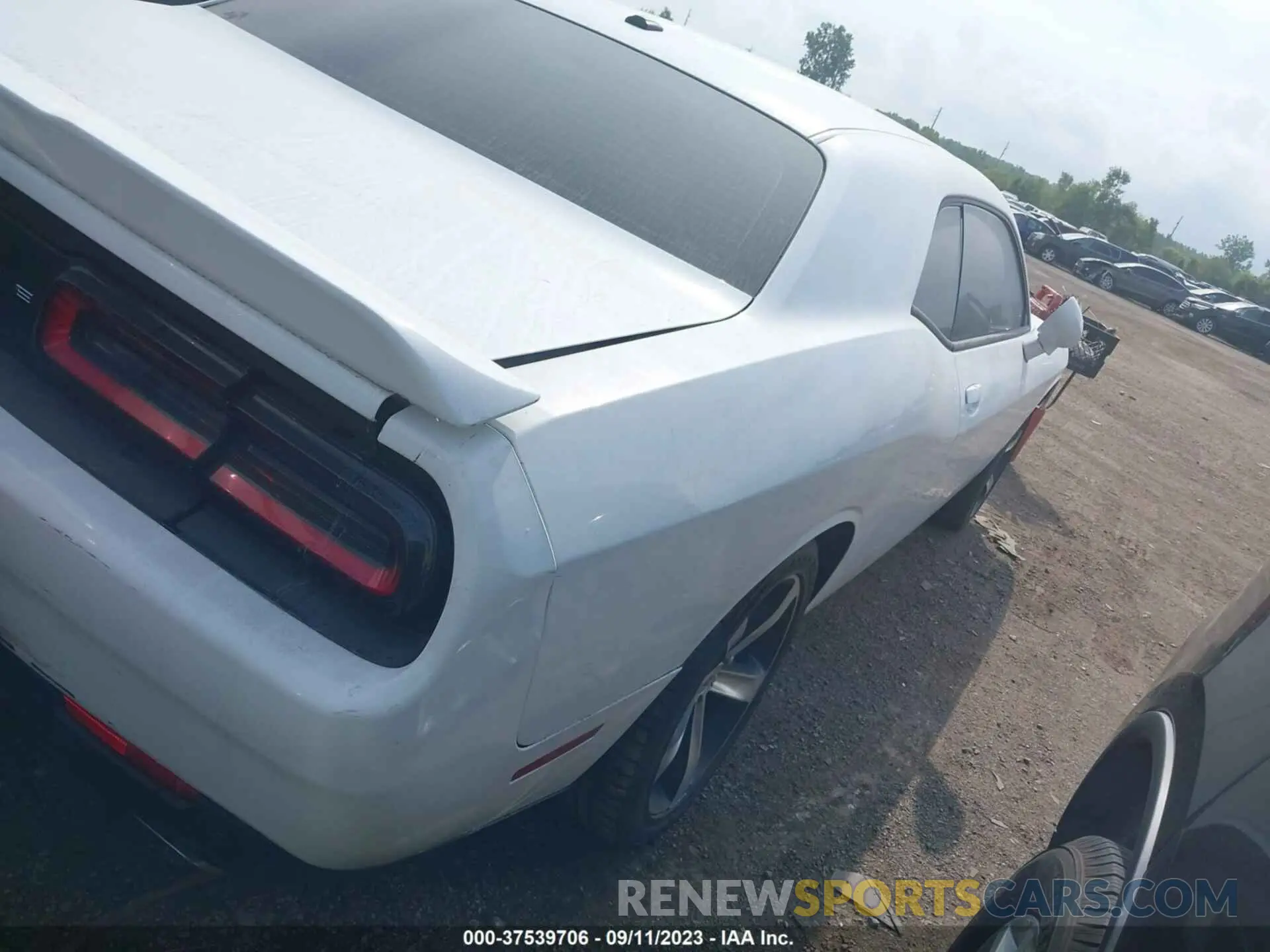 4 Photograph of a damaged car 2C3CDZBTXKH641401 DODGE CHALLENGER 2019