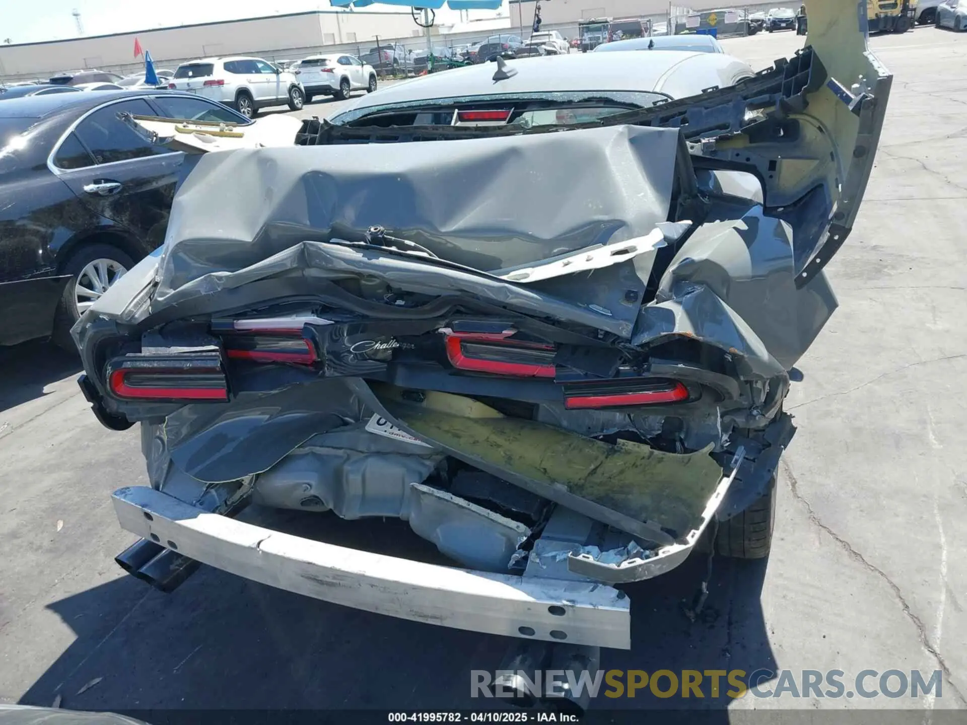 17 Photograph of a damaged car 2C3CDZFJ1KH701963 DODGE CHALLENGER 2019