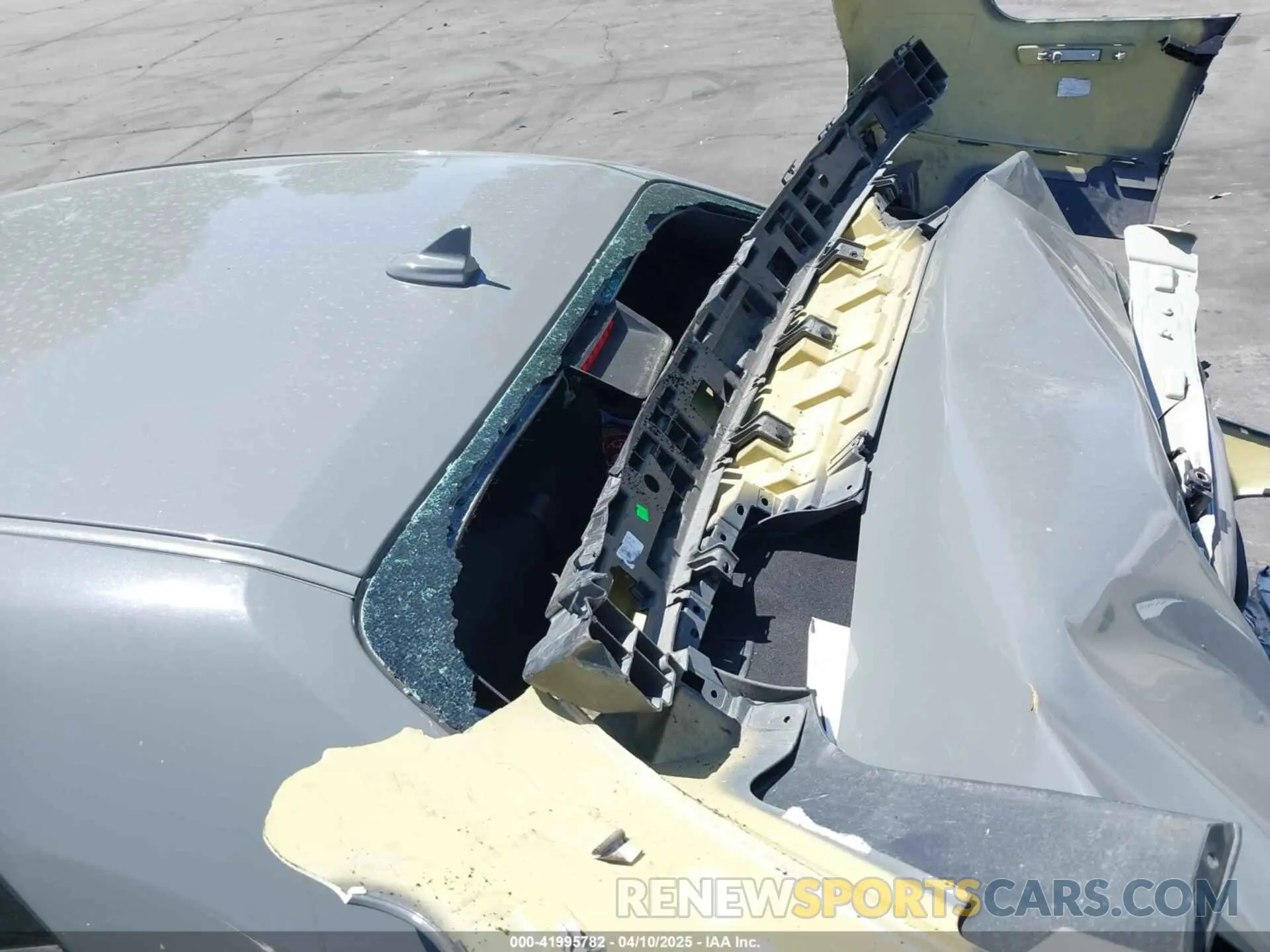 18 Photograph of a damaged car 2C3CDZFJ1KH701963 DODGE CHALLENGER 2019