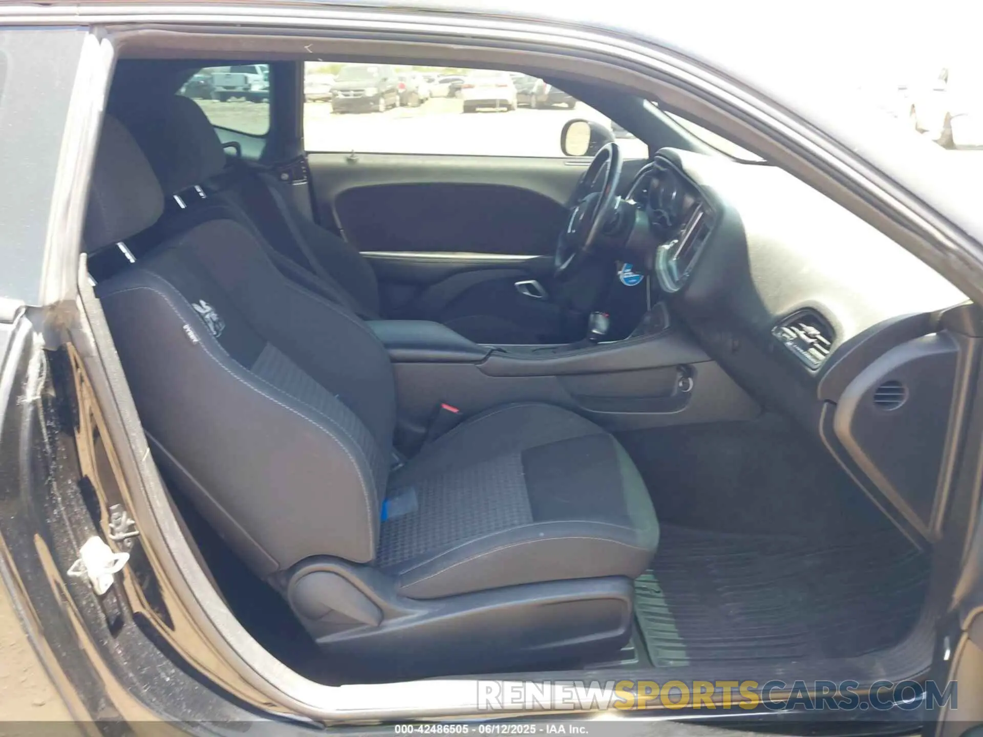 5 Photograph of a damaged car 2C3CDZFJ2KH579677 DODGE CHALLENGER 2019