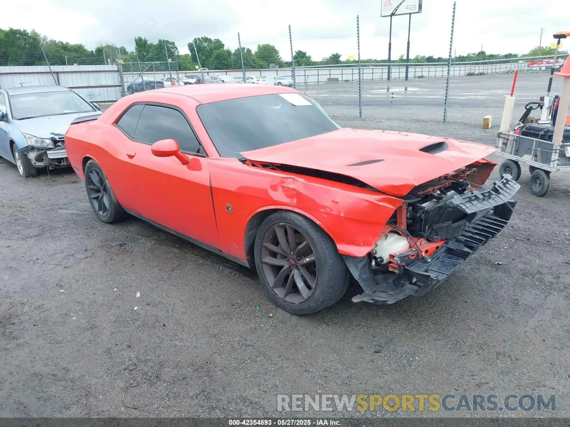 1 Photograph of a damaged car 2C3CDZFJ2KH586810 DODGE CHALLENGER 2019