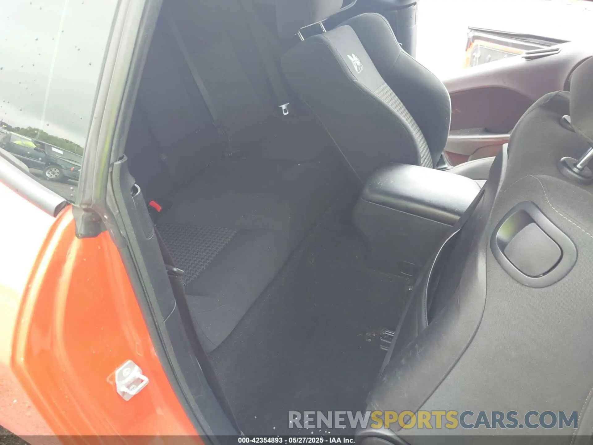 8 Photograph of a damaged car 2C3CDZFJ2KH586810 DODGE CHALLENGER 2019