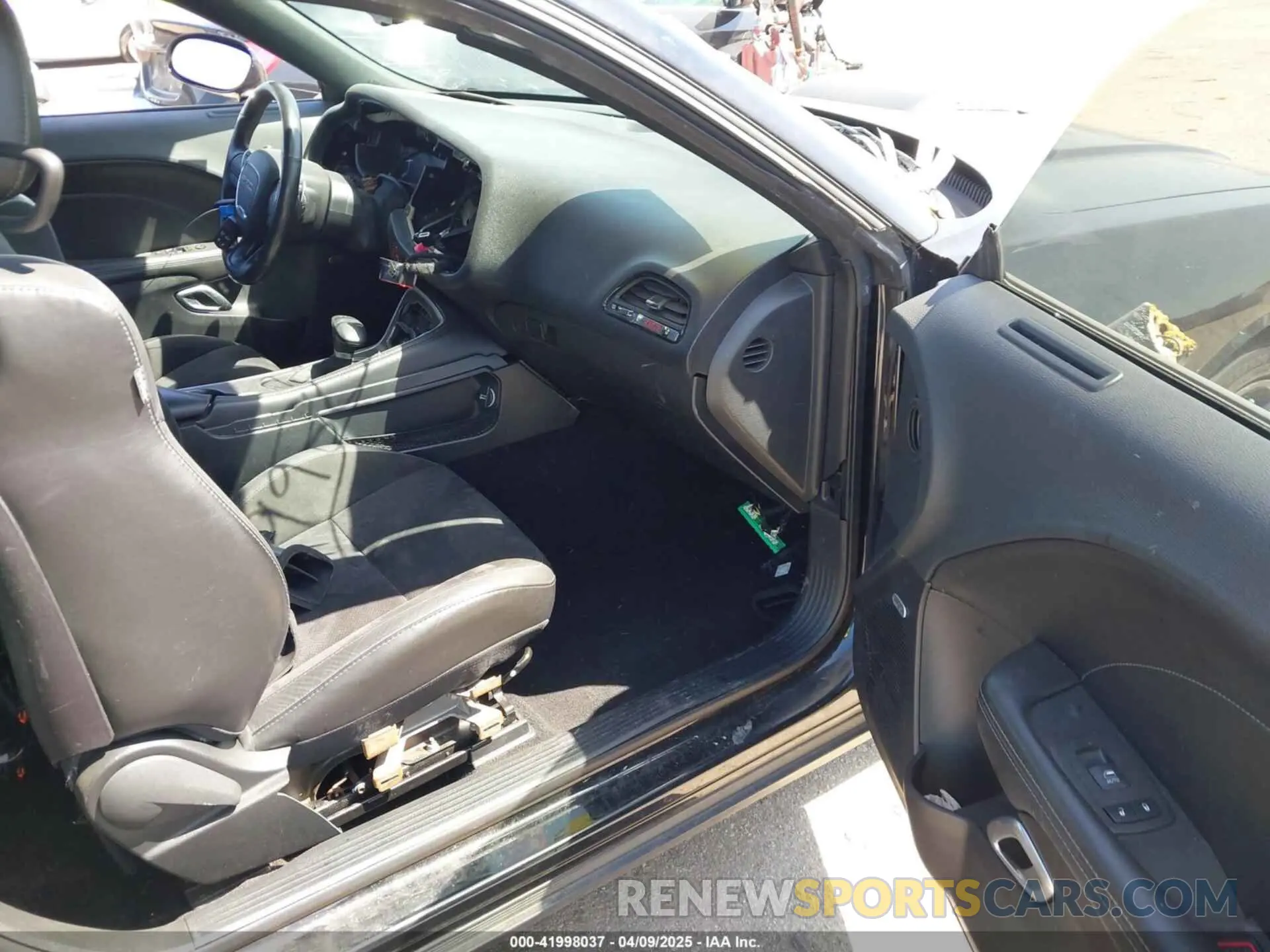 5 Photograph of a damaged car 2C3CDZFJ4KH687900 DODGE CHALLENGER 2019