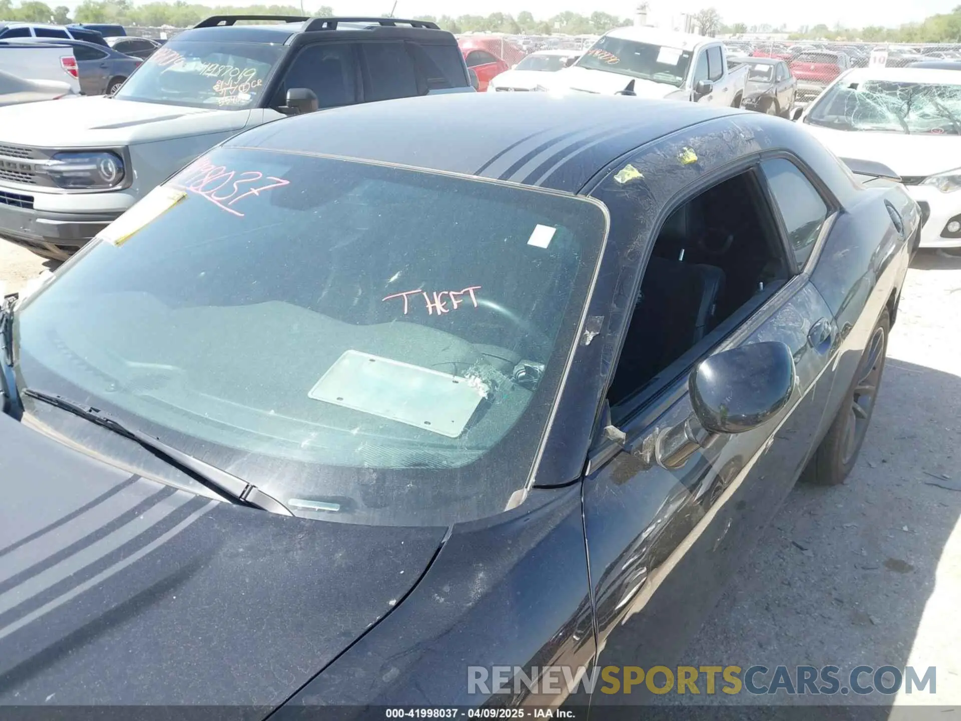 6 Photograph of a damaged car 2C3CDZFJ4KH687900 DODGE CHALLENGER 2019