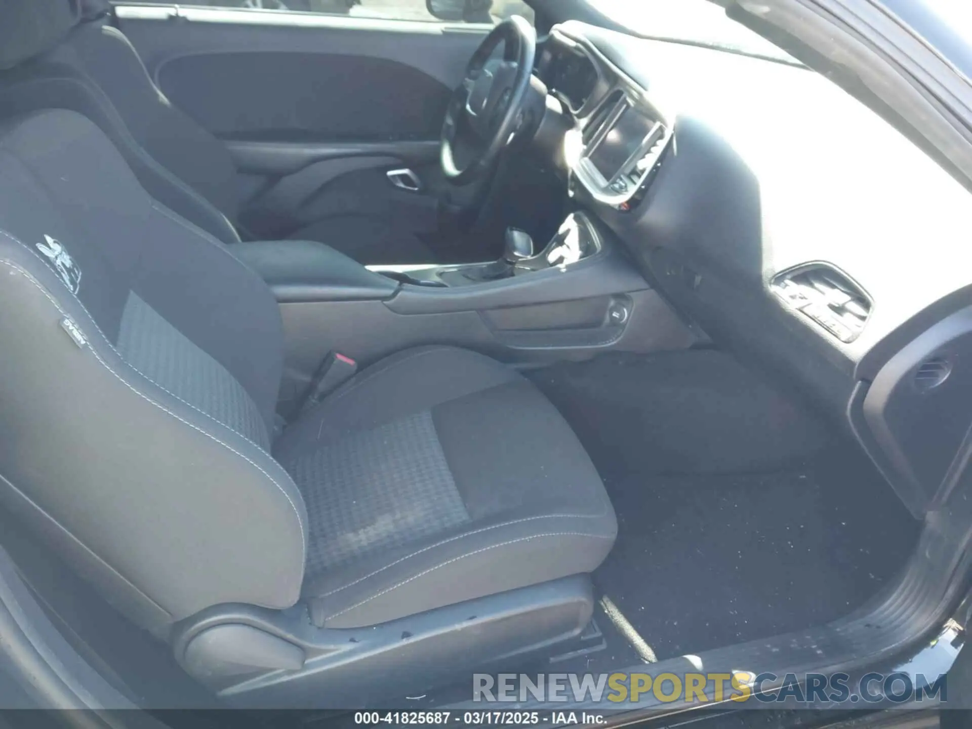 5 Photograph of a damaged car 2C3CDZFJ6KH737244 DODGE CHALLENGER 2019