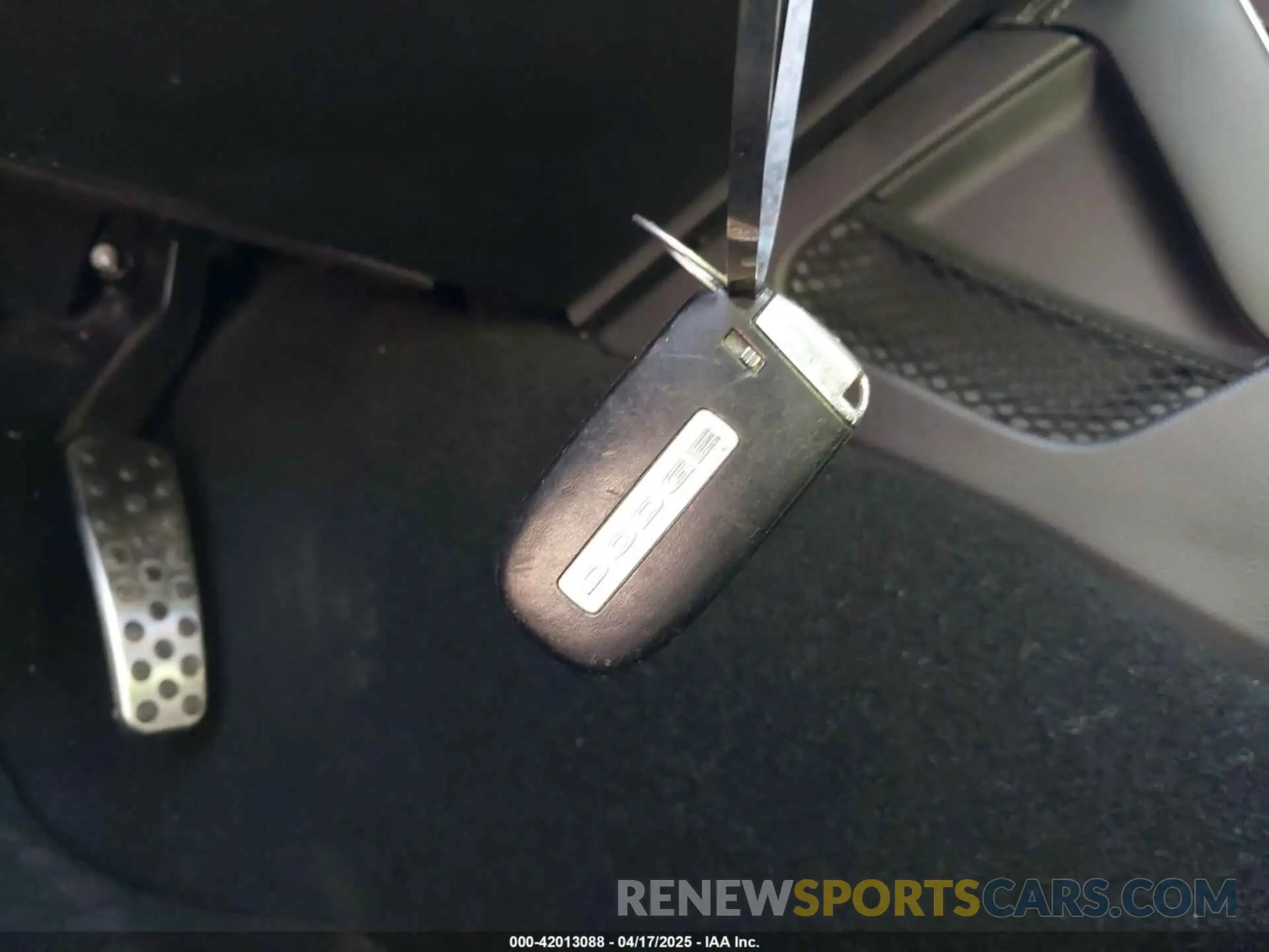 11 Photograph of a damaged car 2C3CDZFJXKH741068 DODGE CHALLENGER 2019