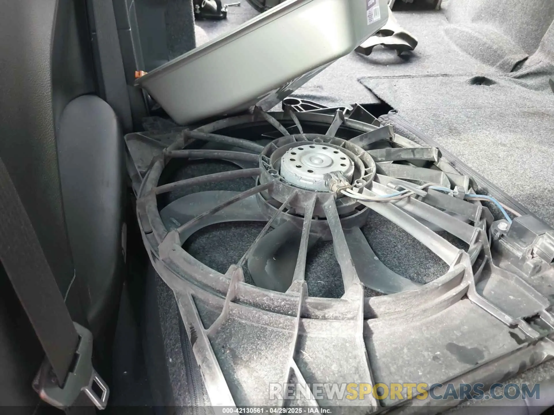 17 Photograph of a damaged car 2C3CDZGG6KH642945 DODGE CHALLENGER 2019