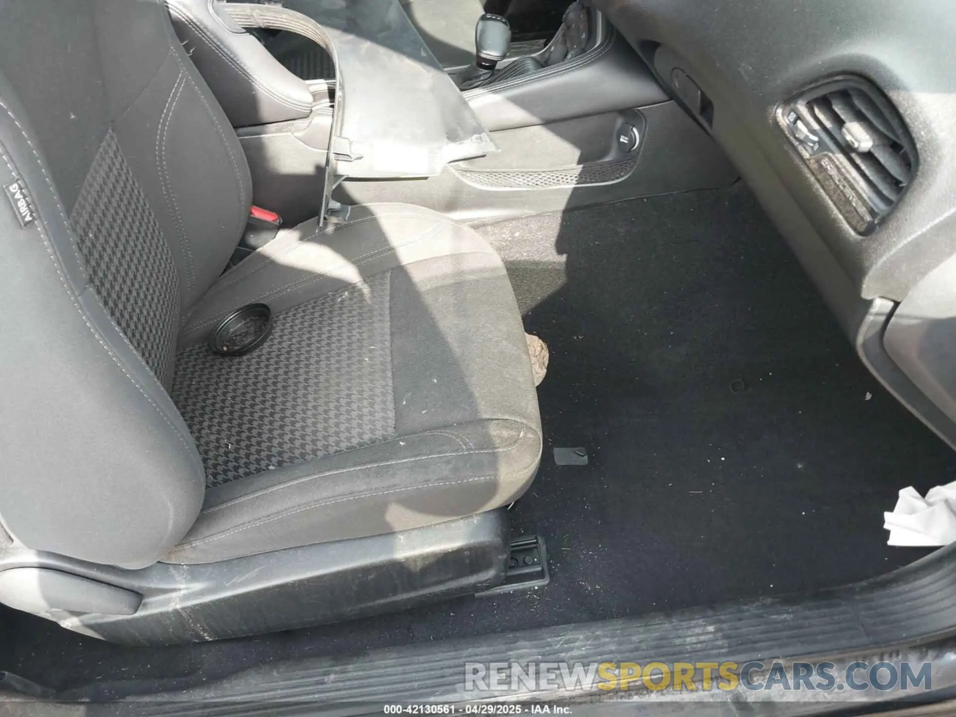 5 Photograph of a damaged car 2C3CDZGG6KH642945 DODGE CHALLENGER 2019