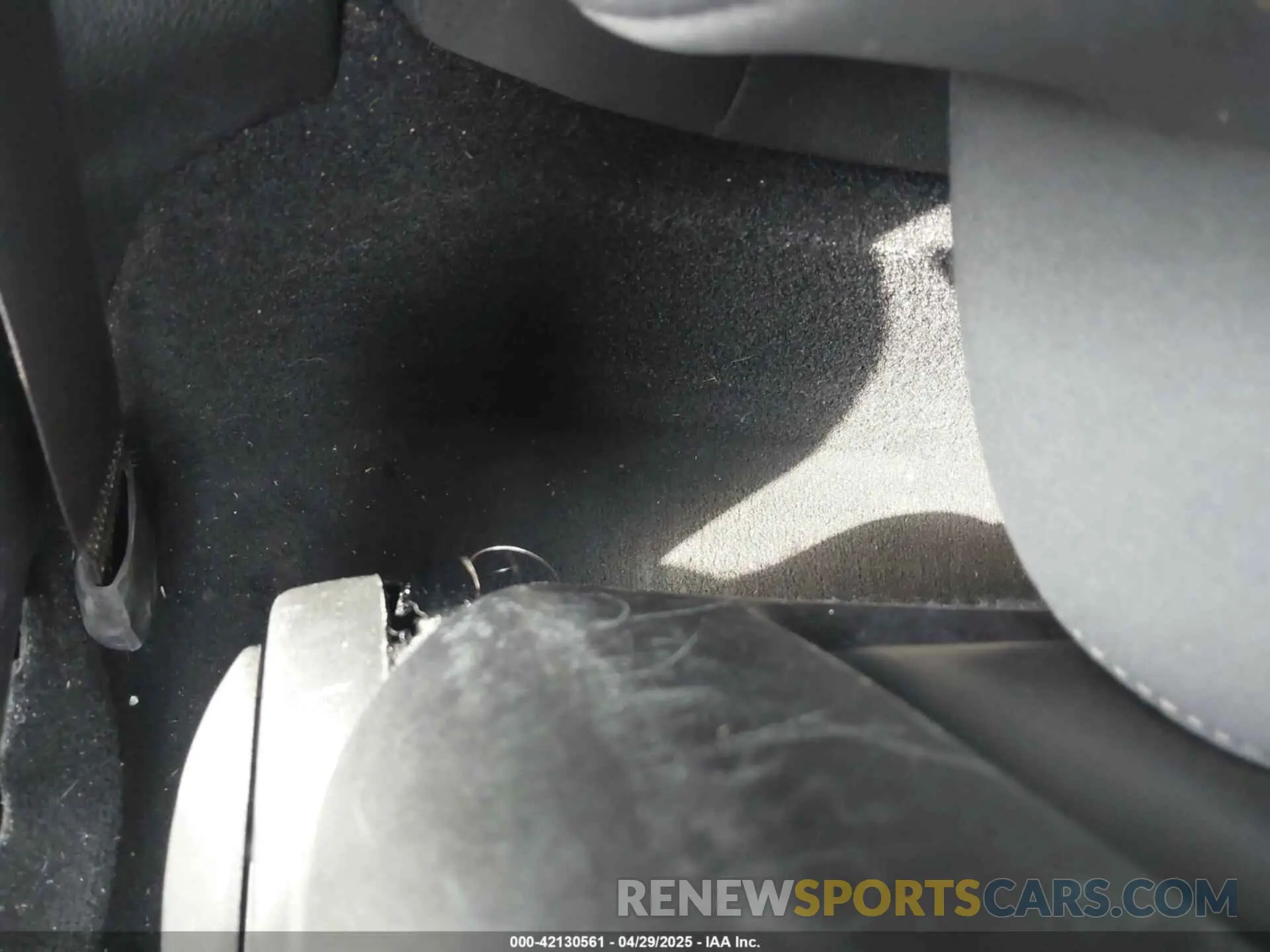 8 Photograph of a damaged car 2C3CDZGG6KH642945 DODGE CHALLENGER 2019