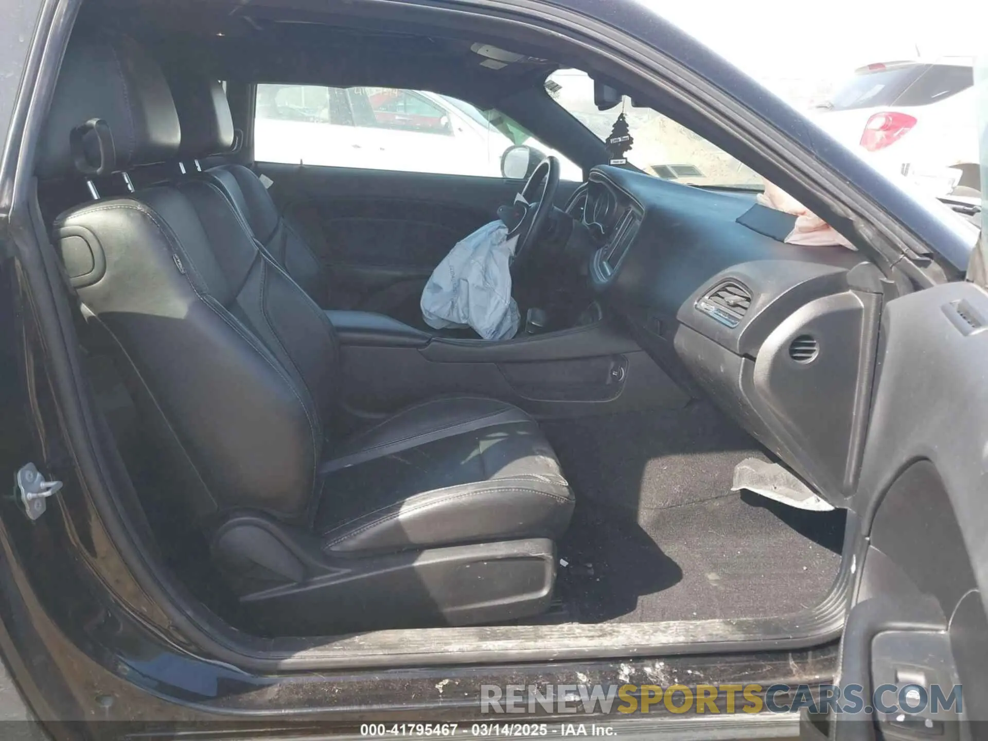 5 Photograph of a damaged car 2C3CDZGG7KH602924 DODGE CHALLENGER 2019