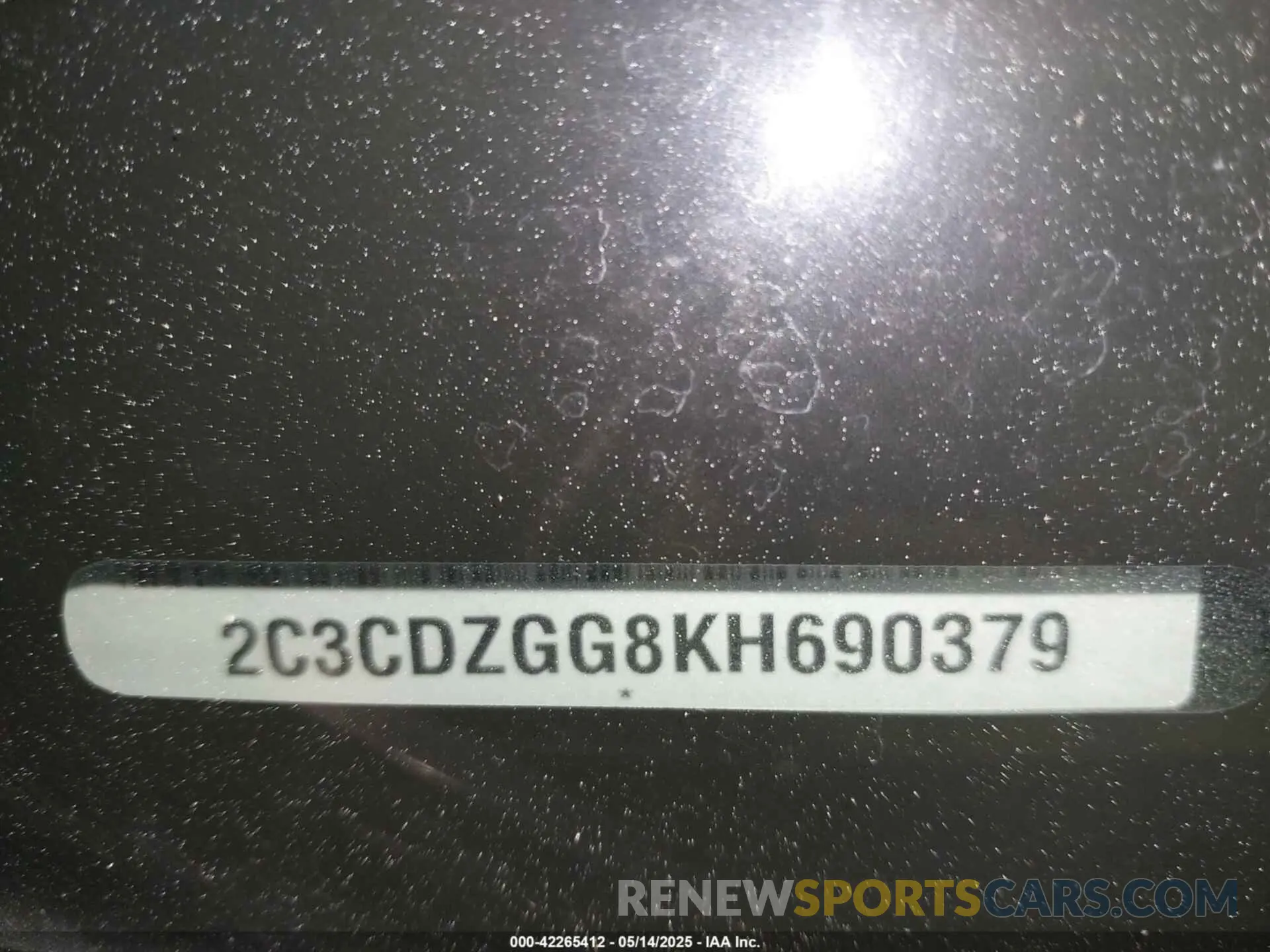 17 Photograph of a damaged car 2C3CDZGG8KH690379 DODGE CHALLENGER 2019