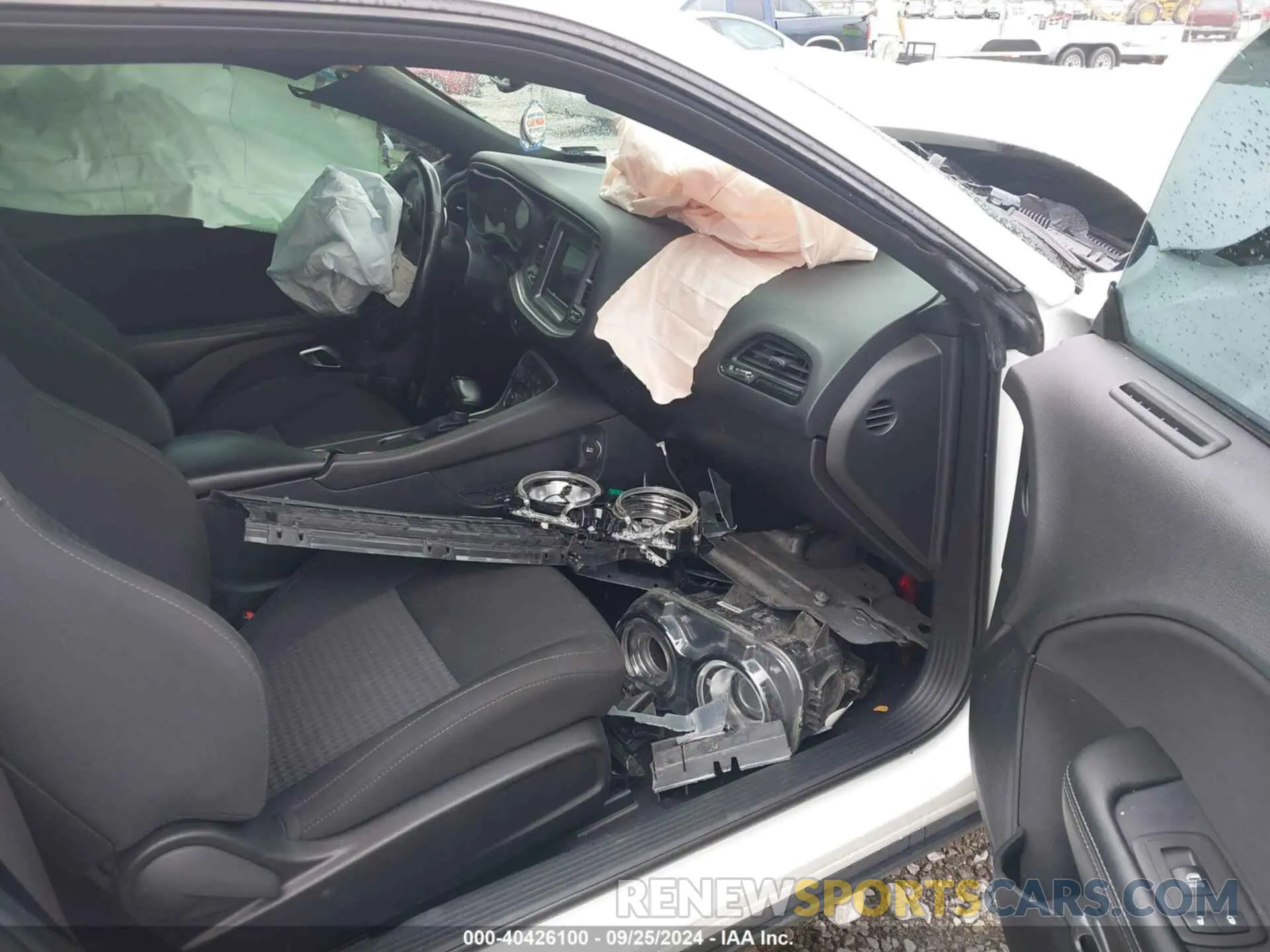 5 Photograph of a damaged car 2C3CDZJG1KH708679 DODGE CHALLENGER 2019