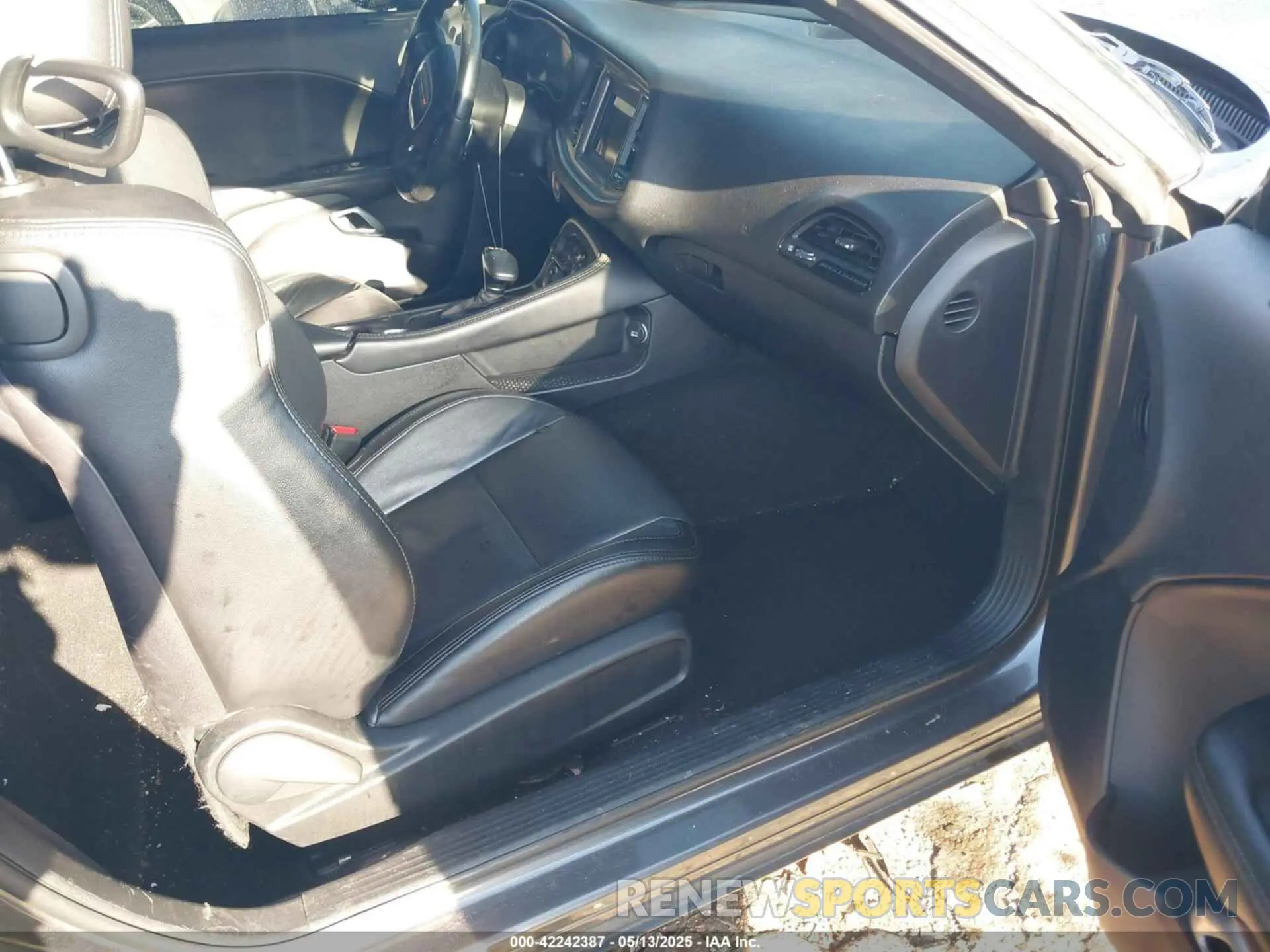 5 Photograph of a damaged car 2C3CDZJG8KH660954 DODGE CHALLENGER 2019