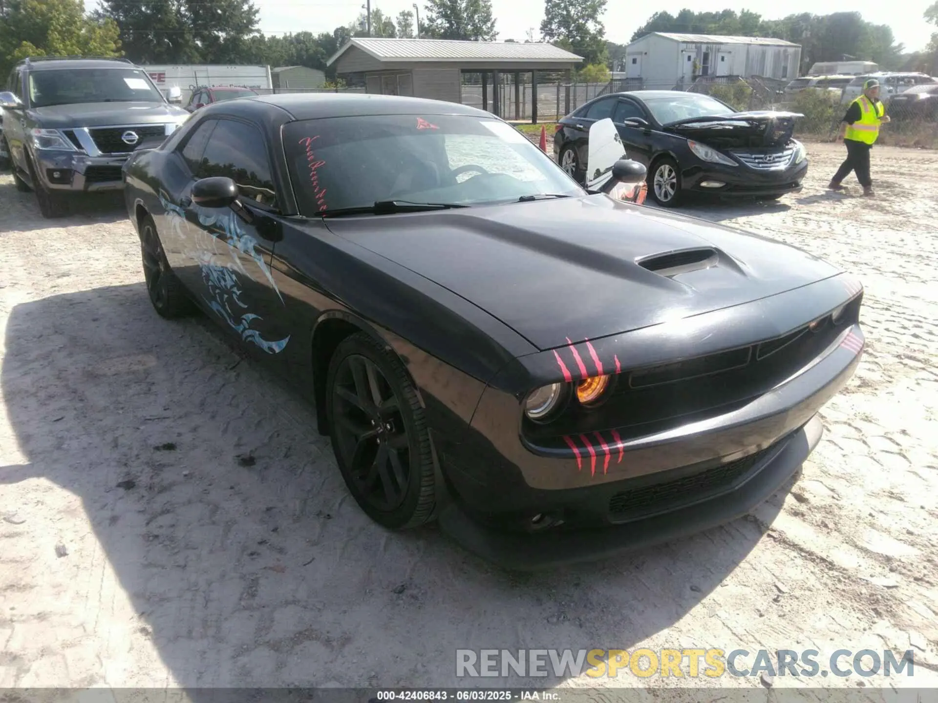 1 Photograph of a damaged car 2C3CDZJGXKH557325 DODGE CHALLENGER 2019