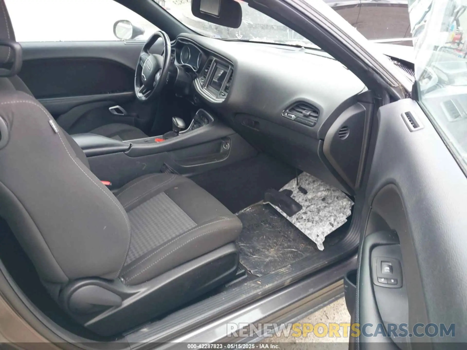 5 Photograph of a damaged car 2C3CDZAG6LH226713 DODGE CHALLENGER 2020