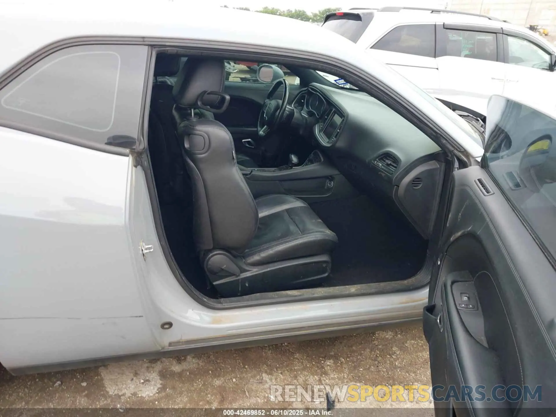 5 Photograph of a damaged car 2C3CDZAG8LH203773 DODGE CHALLENGER 2020