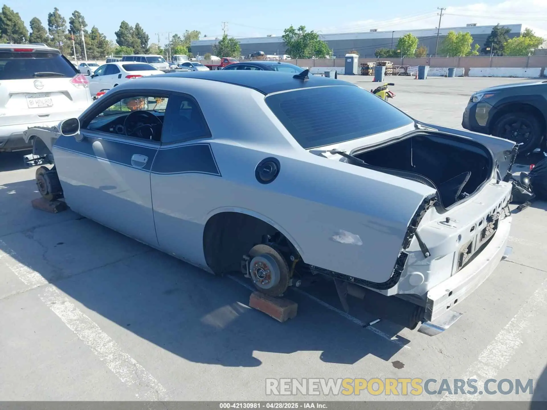 3 Photograph of a damaged car 2C3CDZBT2LH230933 DODGE CHALLENGER 2020