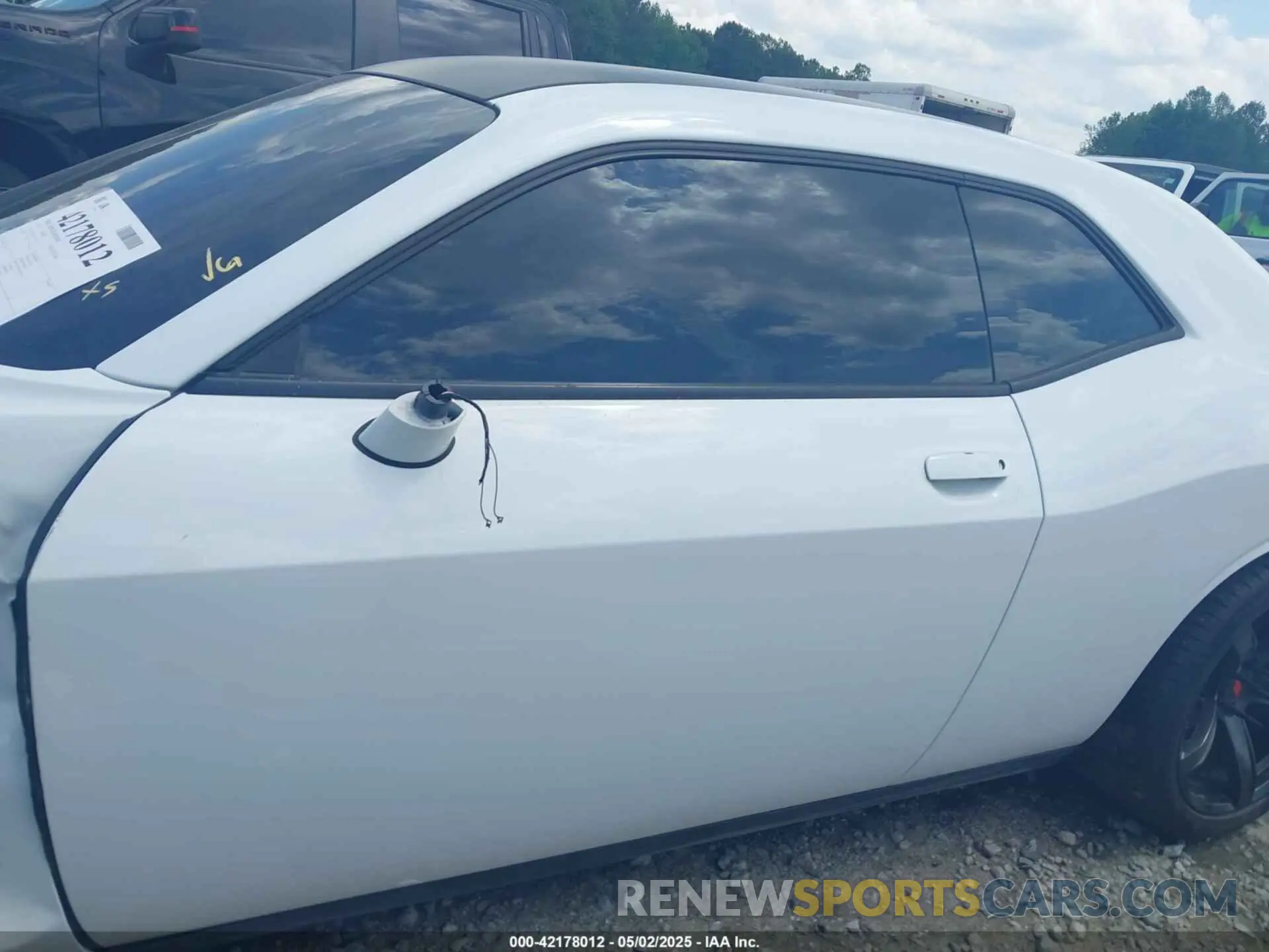 14 Photograph of a damaged car 2C3CDZFJ1LH117418 DODGE CHALLENGER 2020