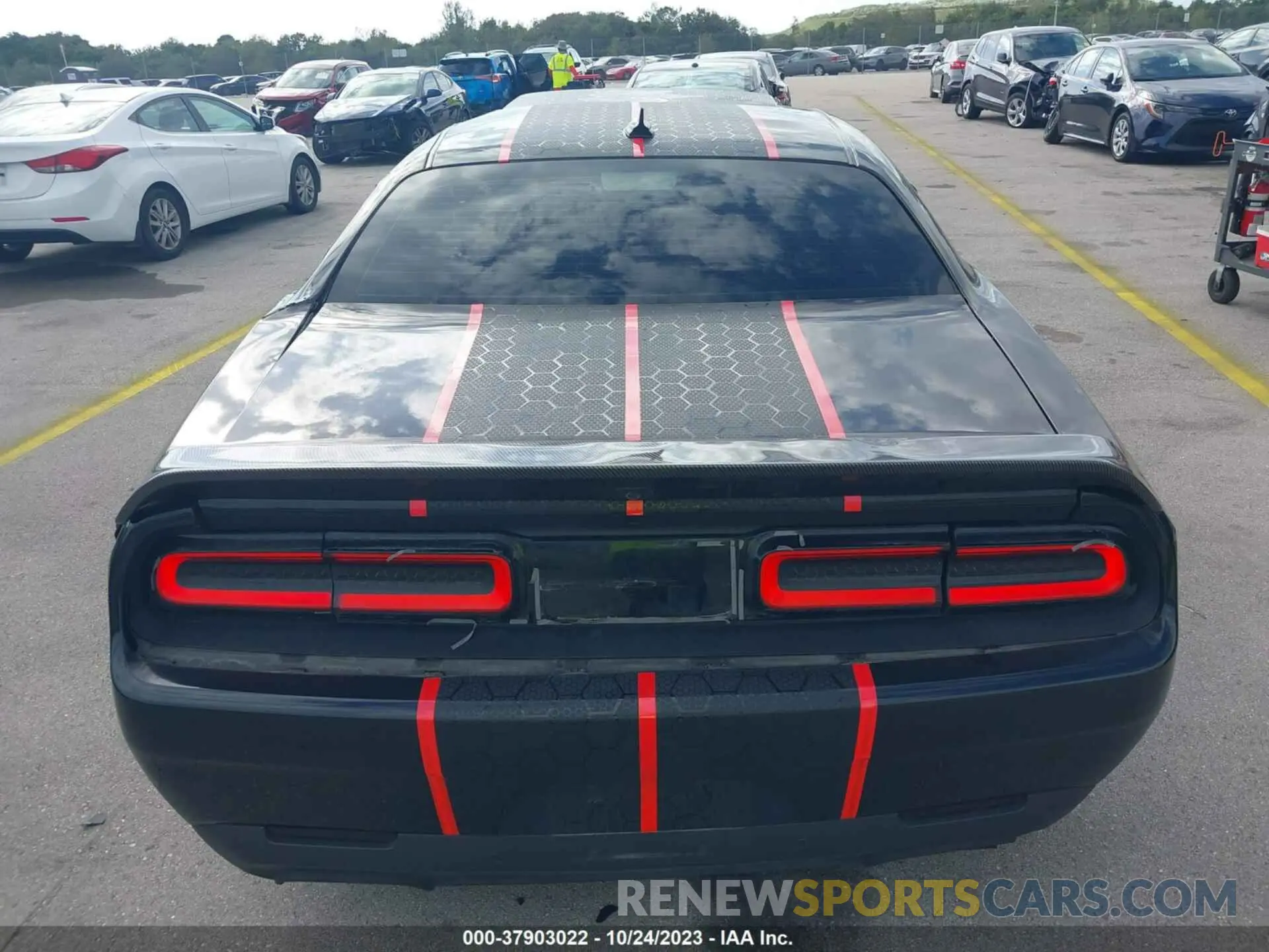 16 Photograph of a damaged car 2C3CDZFJ2LH203577 DODGE CHALLENGER 2020