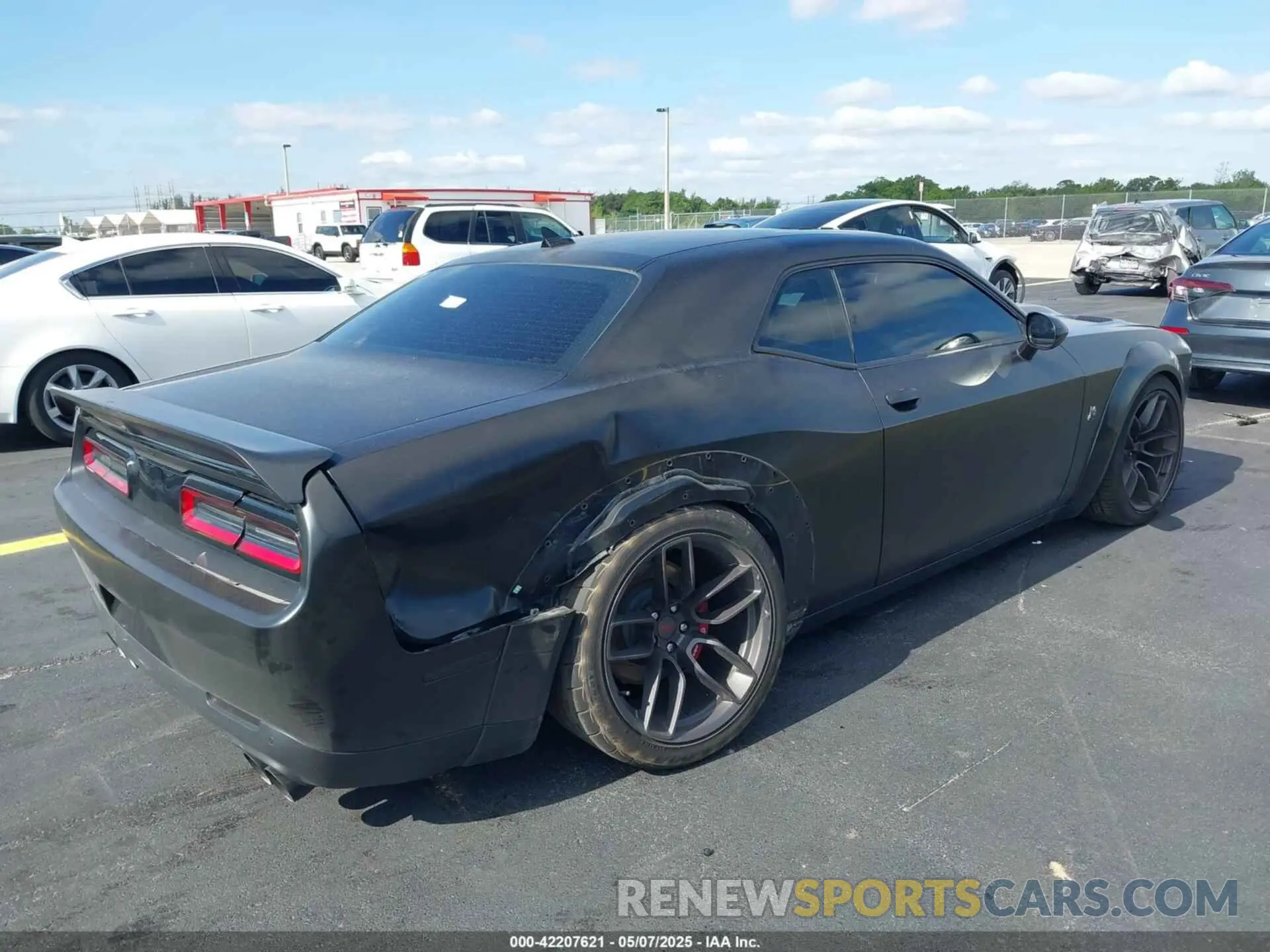 4 Photograph of a damaged car 2C3CDZFJ5LH103926 DODGE CHALLENGER 2020