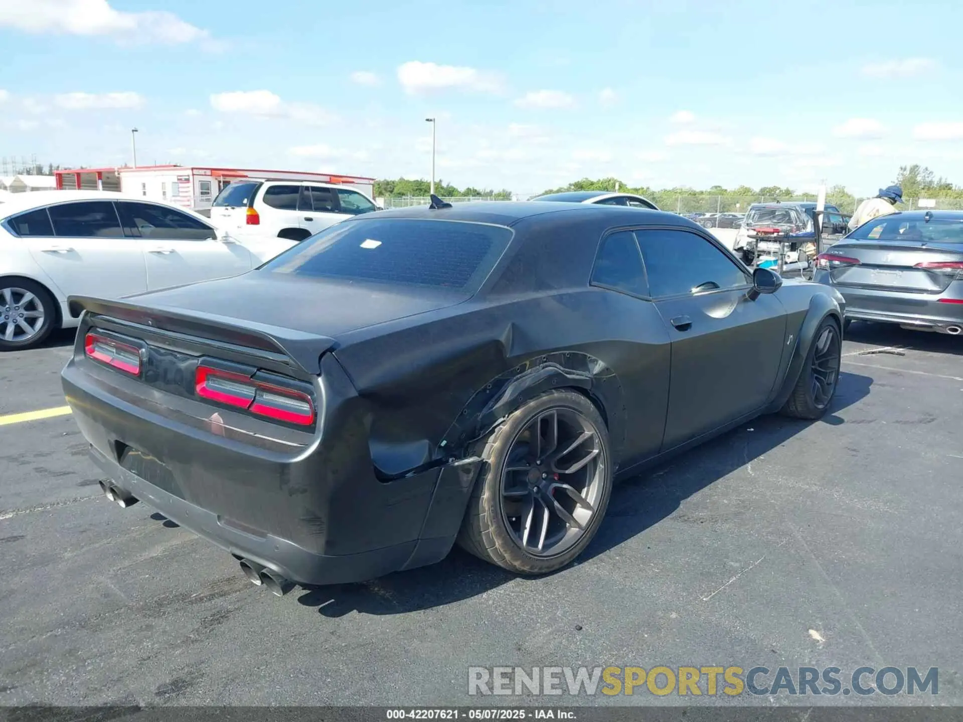 6 Photograph of a damaged car 2C3CDZFJ5LH103926 DODGE CHALLENGER 2020