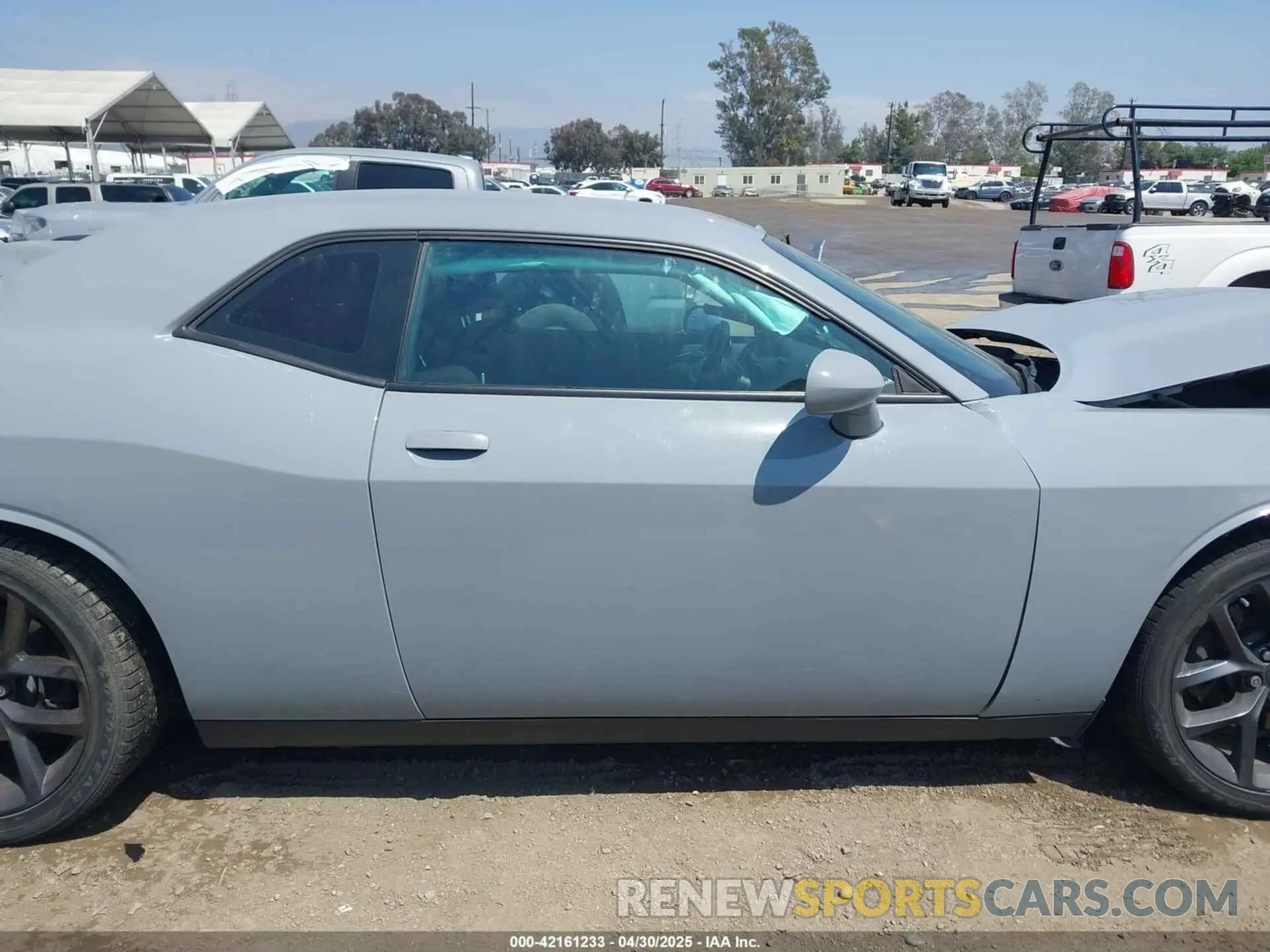 13 Photograph of a damaged car 2C3CDZJG4LH250475 DODGE CHALLENGER 2020