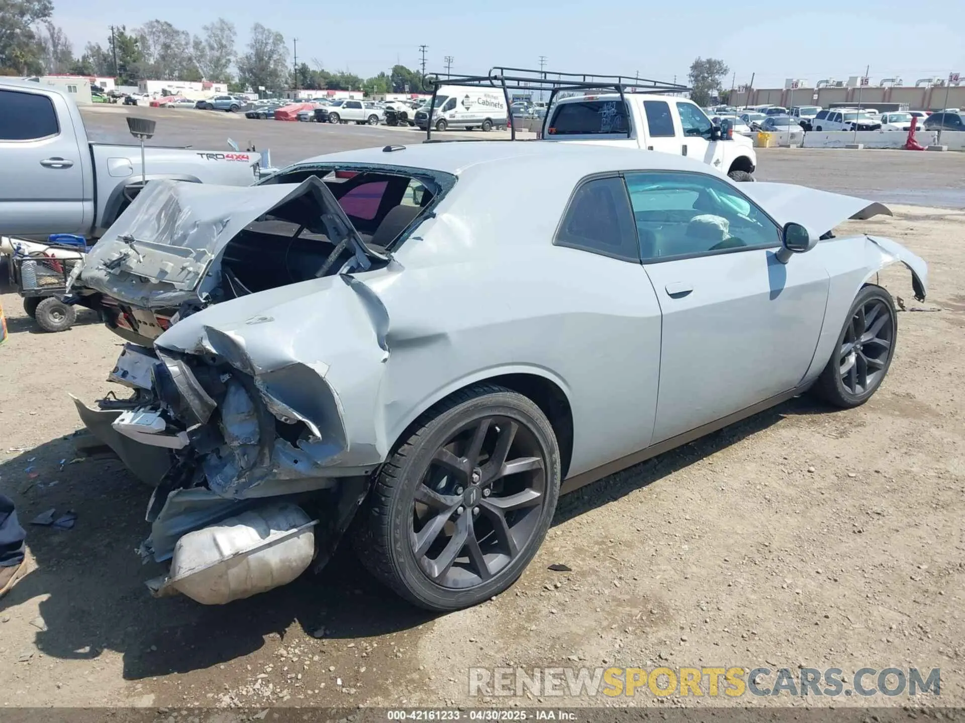 4 Photograph of a damaged car 2C3CDZJG4LH250475 DODGE CHALLENGER 2020