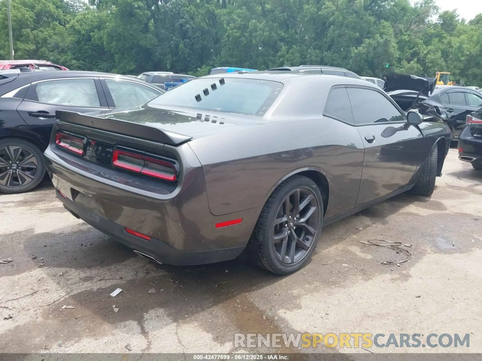 4 Photograph of a damaged car 2C3CDZJG0MH619219 DODGE CHALLENGER 2021