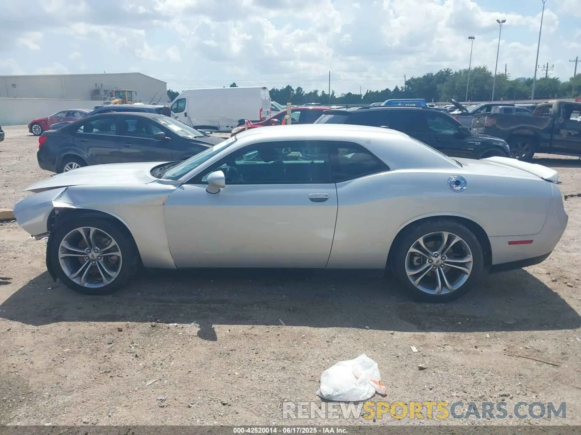 13 Photograph of a damaged car 2C3CDZBT8NH105339 DODGE CHALLENGER 2022