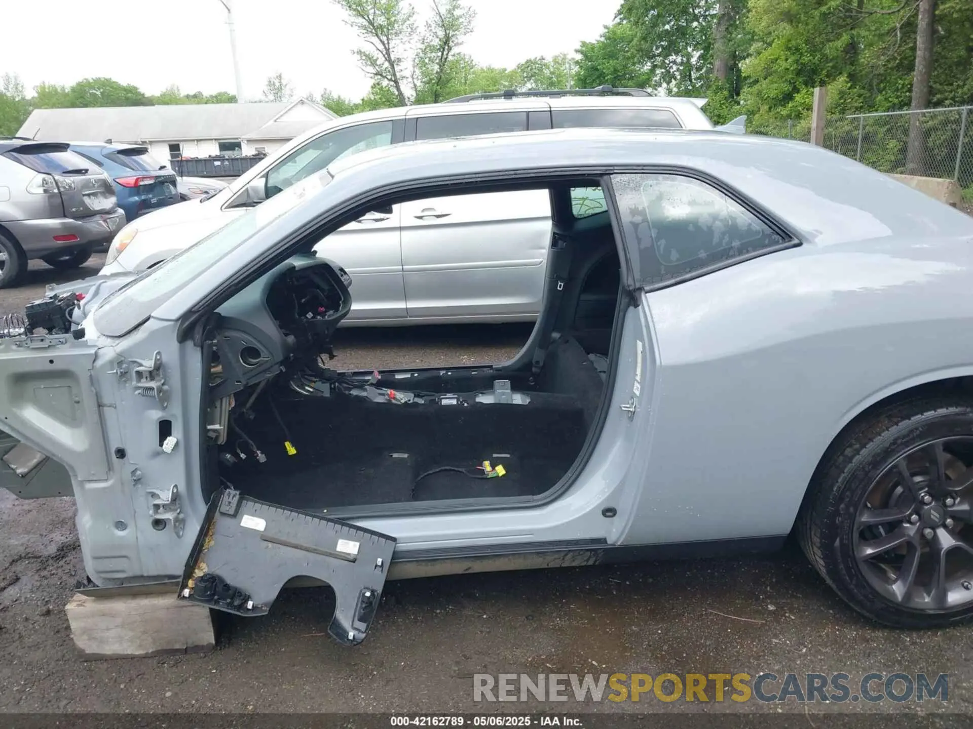 13 Photograph of a damaged car 2C3CDZFJ1NH215173 DODGE CHALLENGER 2022