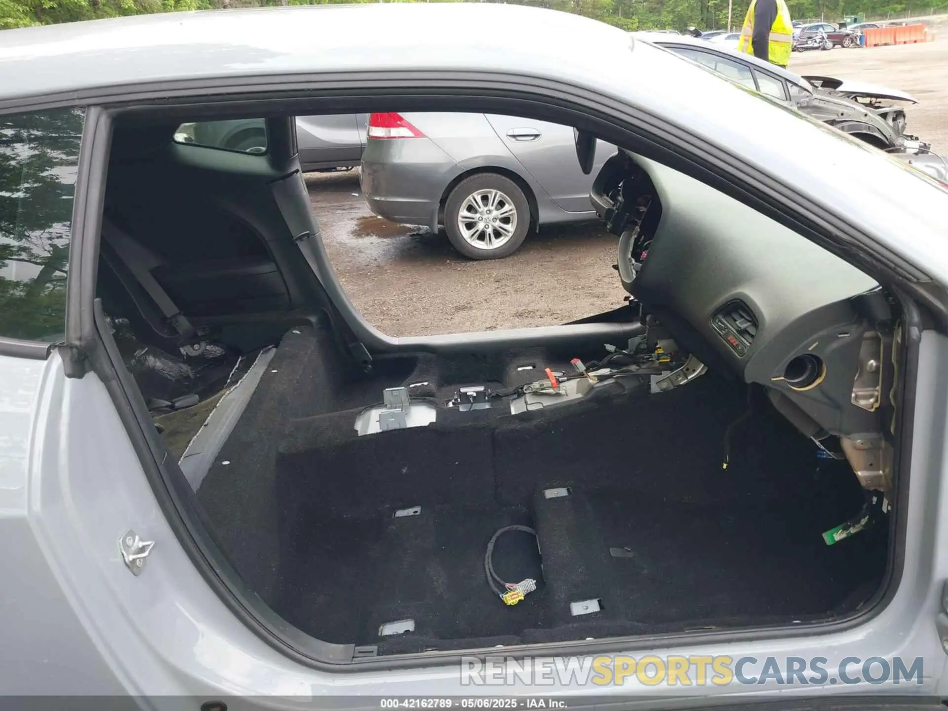 5 Photograph of a damaged car 2C3CDZFJ1NH215173 DODGE CHALLENGER 2022