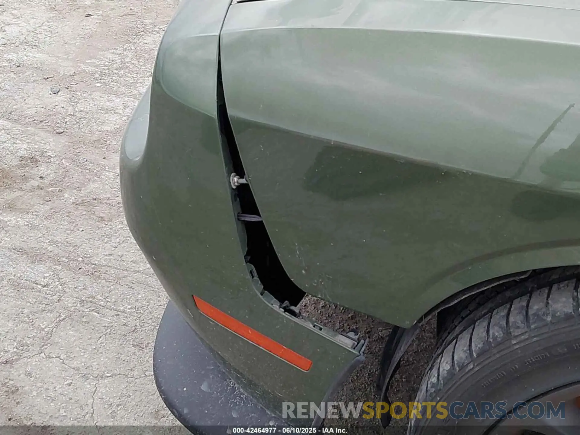 6 Photograph of a damaged car 2C3CDZFJ3NH175596 DODGE CHALLENGER 2022