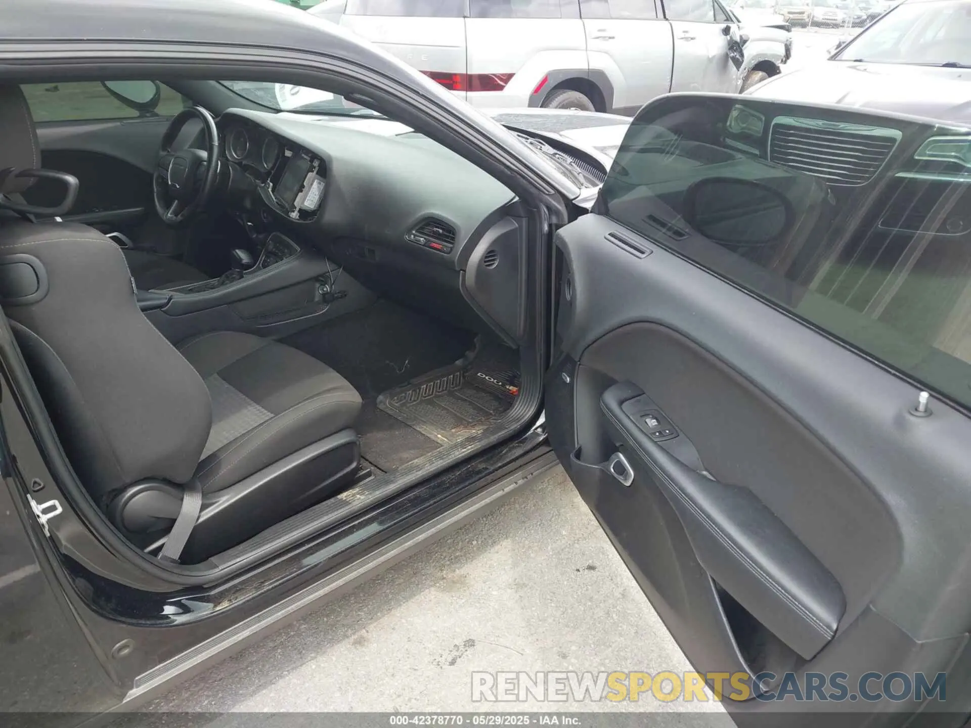 5 Photograph of a damaged car 2C3CDZFJ6NH215668 DODGE CHALLENGER 2022