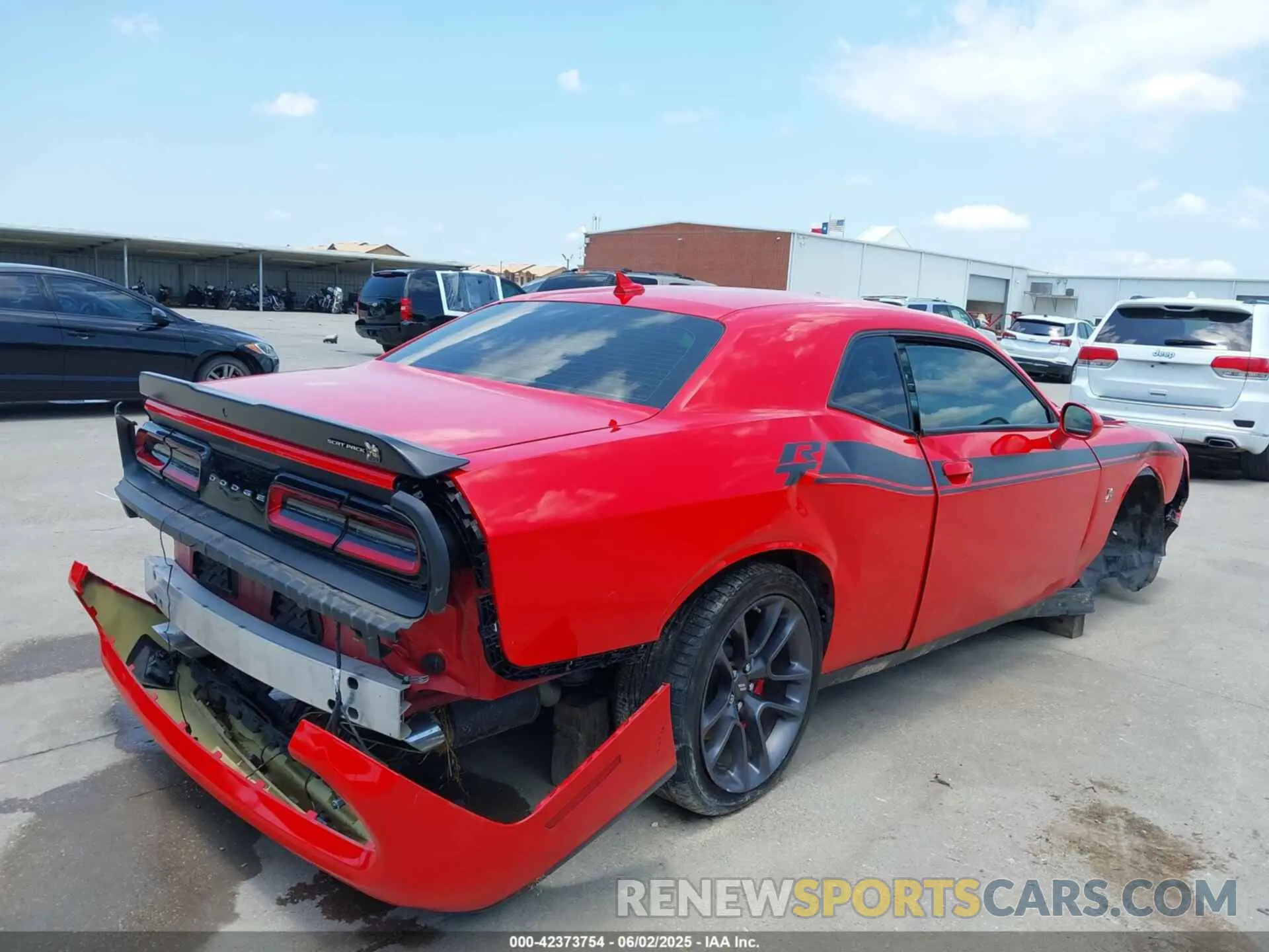 4 Photograph of a damaged car 2C3CDZFJ7NH163368 DODGE CHALLENGER 2022