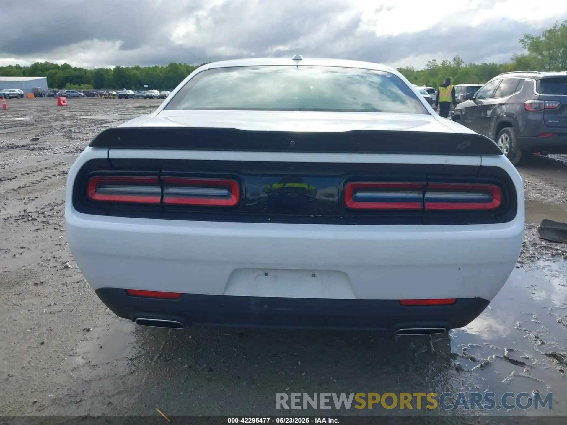 16 Photograph of a damaged car 2C3CDZGGXNH238891 DODGE CHALLENGER 2022