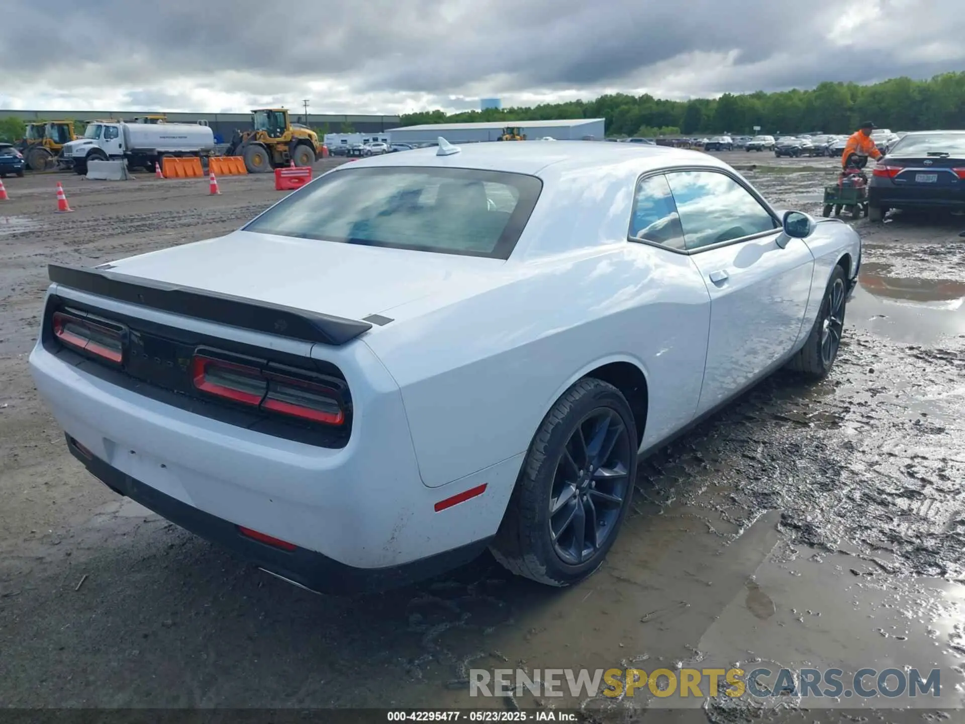 4 Photograph of a damaged car 2C3CDZGGXNH238891 DODGE CHALLENGER 2022