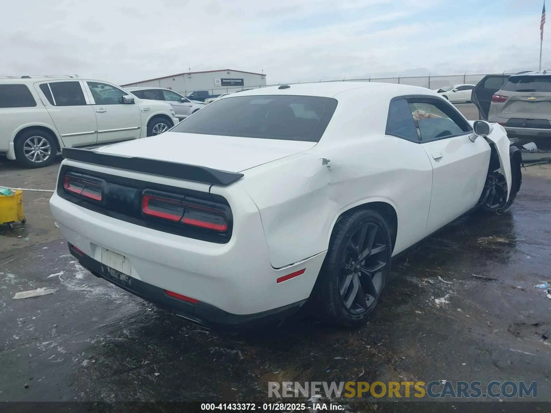 4 Photograph of a damaged car 2C3CDZJG3NH151889 DODGE CHALLENGER 2022