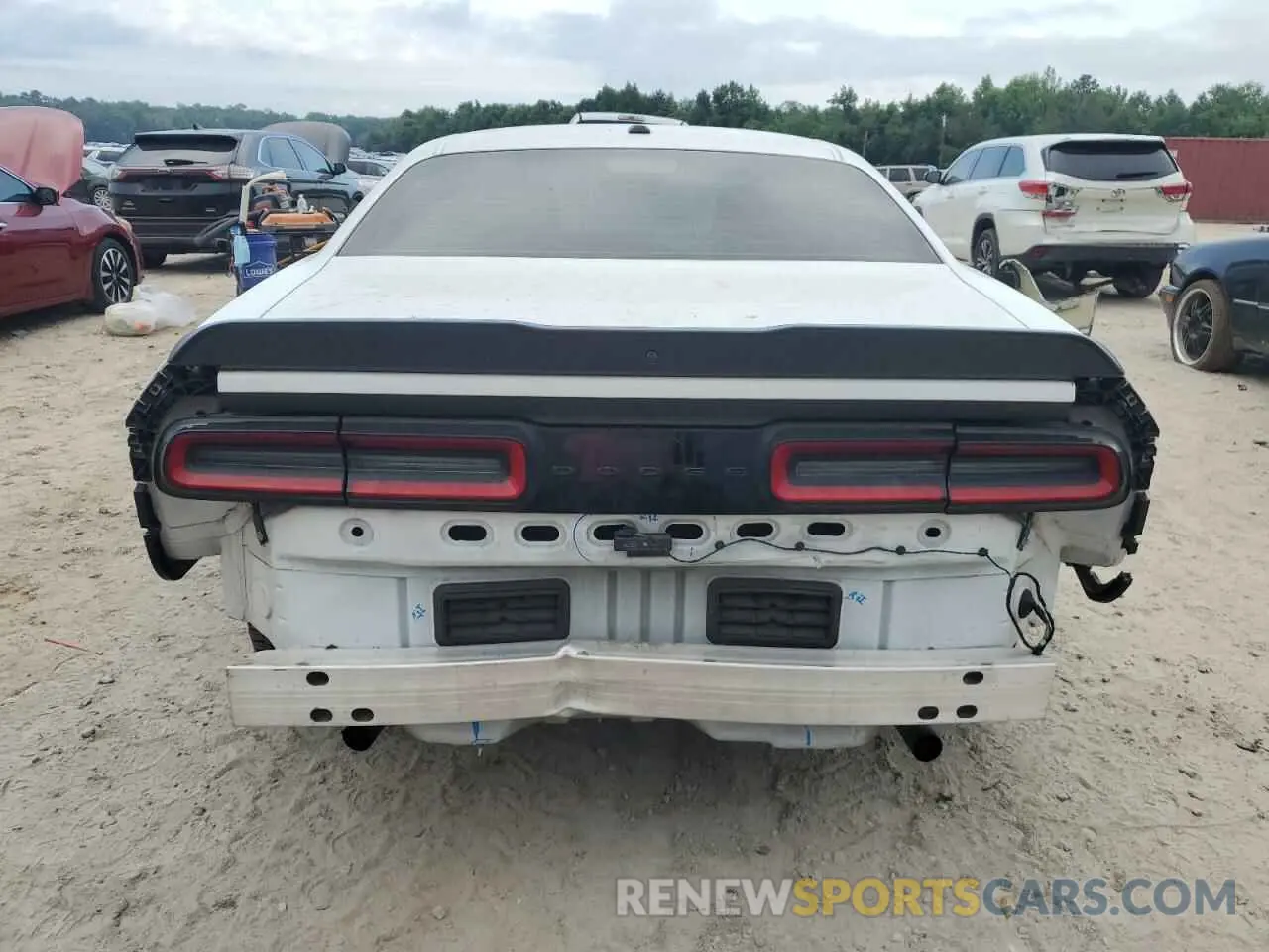 6 Photograph of a damaged car 2C3CDZJG3NH260997 DODGE CHALLENGER 2022