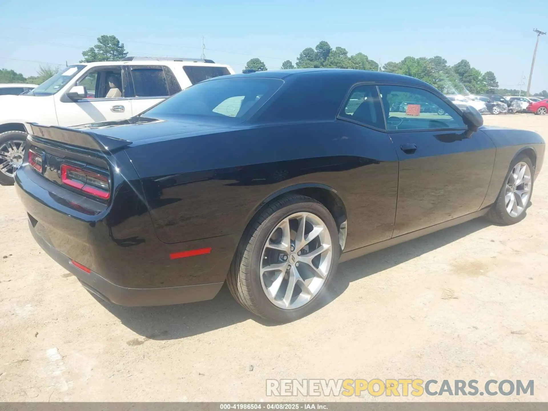 4 Photograph of a damaged car 2C3CDZJG8NH164198 DODGE CHALLENGER 2022